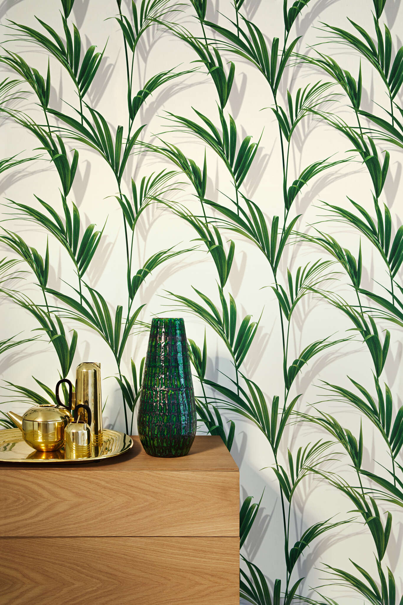 10-465112 Raumbilder 1 Une chambre avec Grandes feuilles de palmier vert frais sur fond blanc – aspect botanique avec un léger effet 3D.