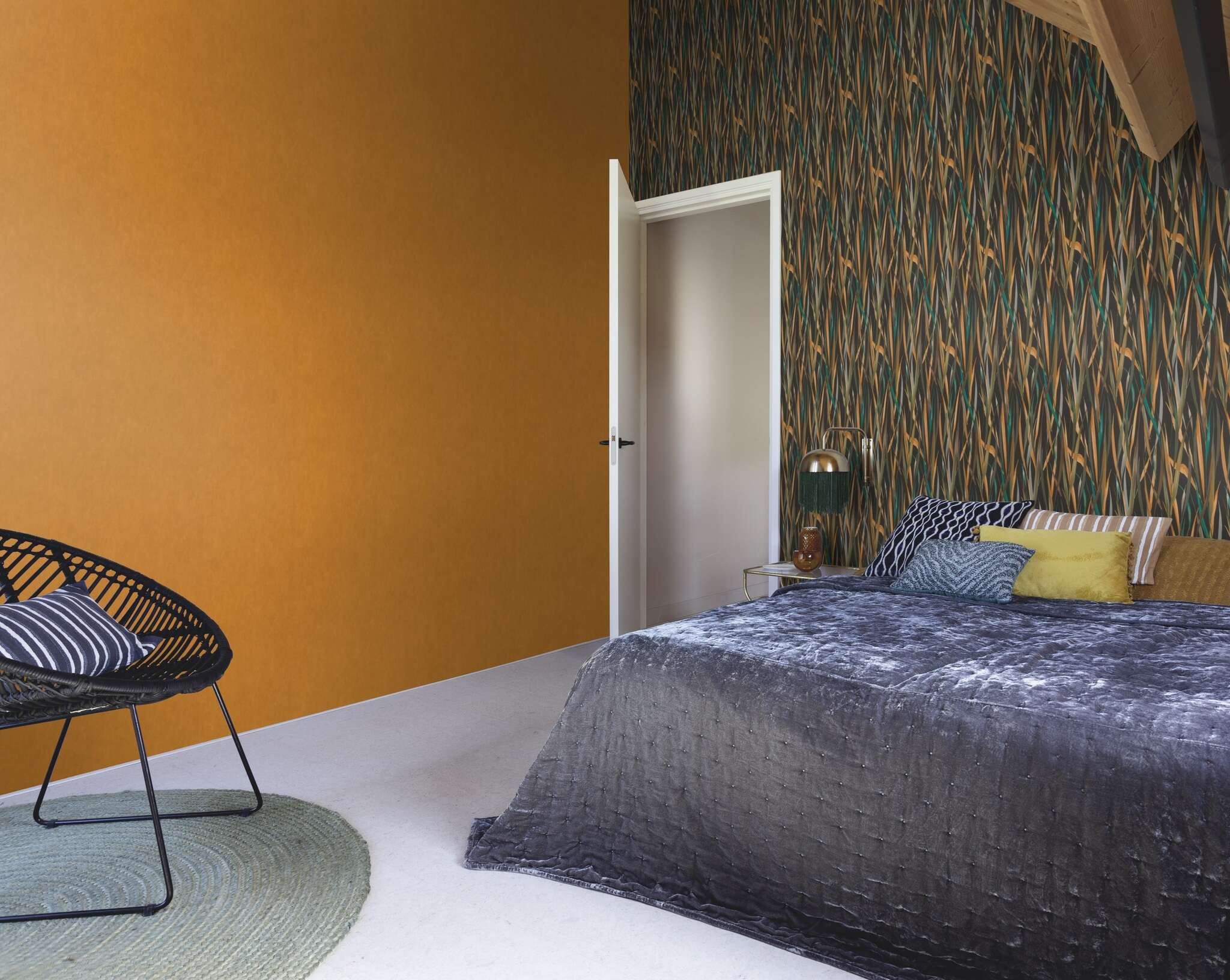 10-330250 Raumsituationen 3 Room with Black background with grasses in orange, green and petrol – a modern eye-catcher with jungle flair.