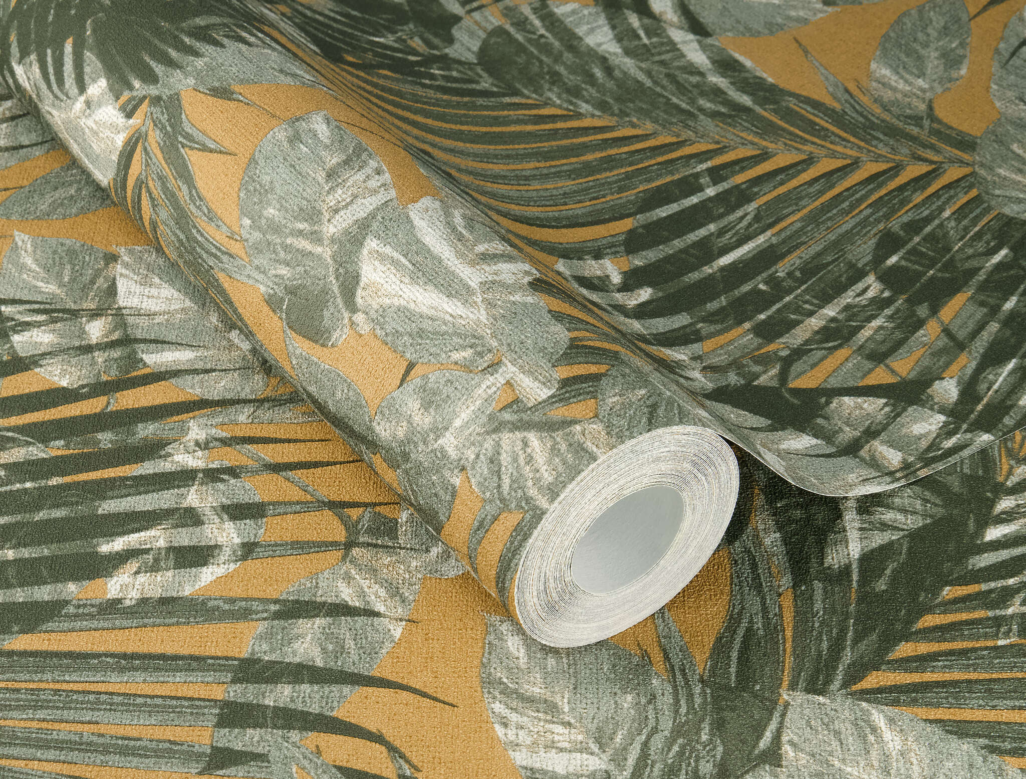 10-600162 Detailaufnahmen 1 Detailed image of Tropical wallpaper with palm leaves and monstera