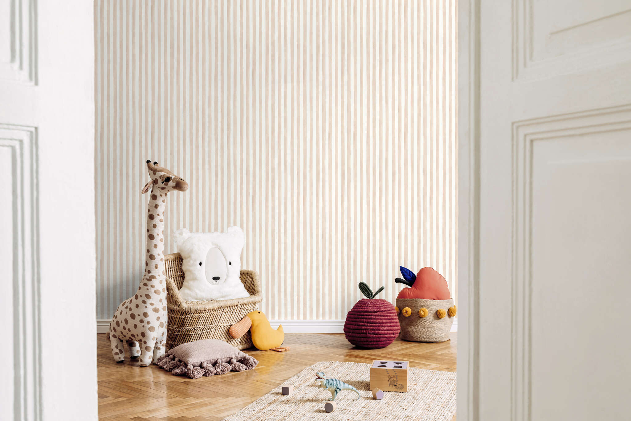 10-252774 Raumbilder 1 Room with Striped wallpaper in apricot on a light background, ideal for a warm living atmosphere