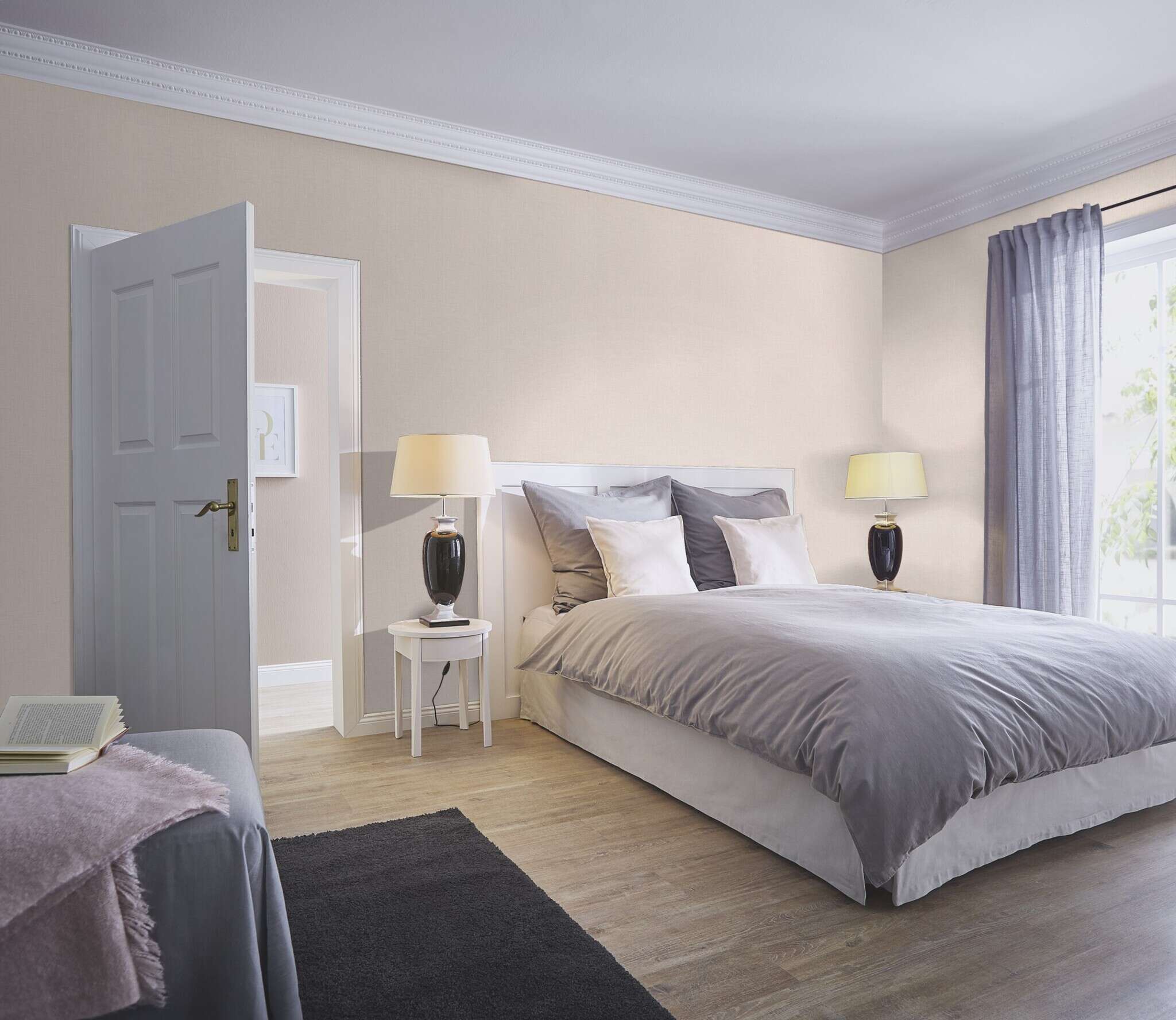 10-611922 Raumsituationen 2 Room with Single-colour wallpaper with vertical and horizontal grooves
