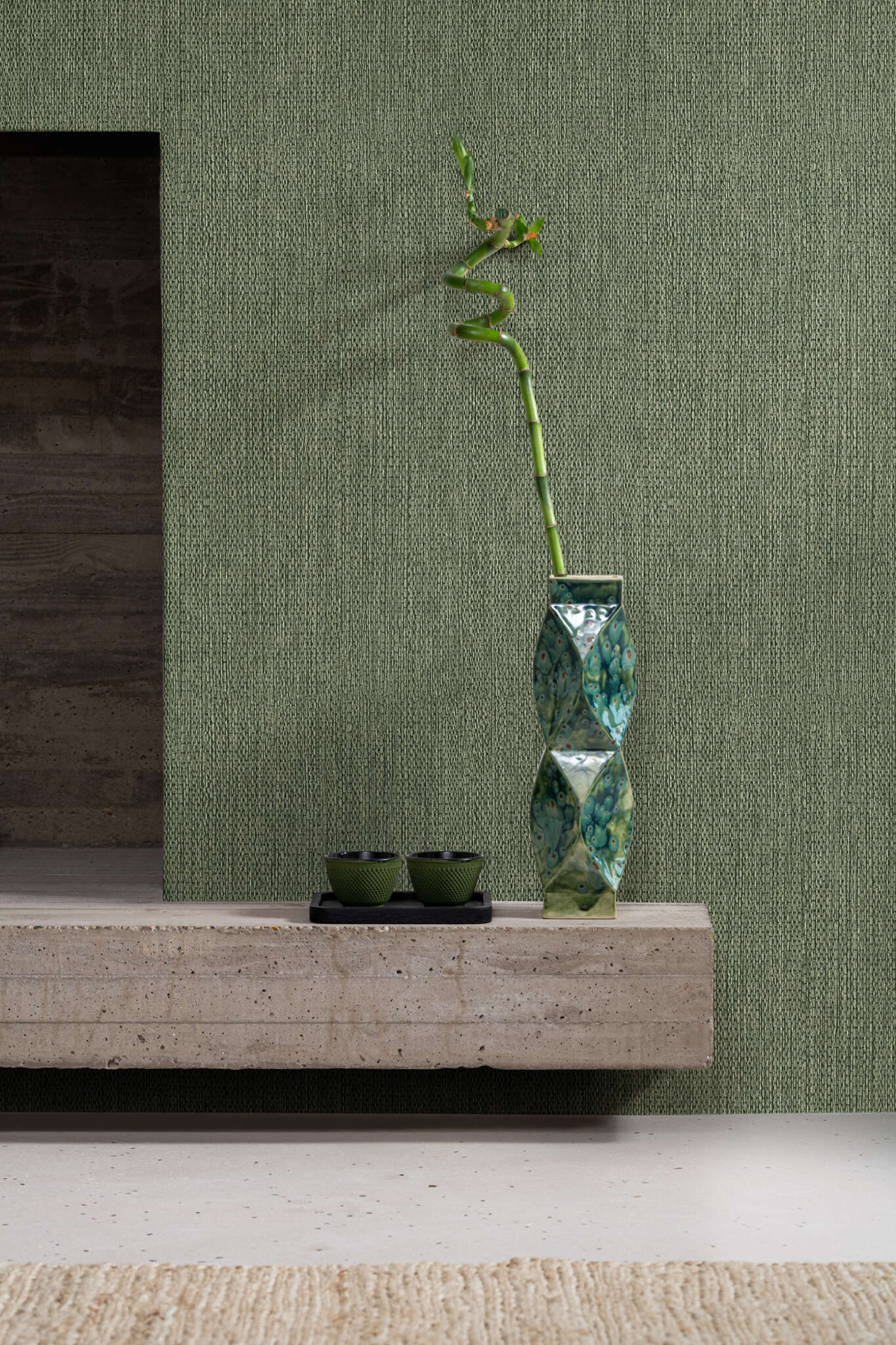 10-435573 Raumbilder 1 Non-woven wallpaper with a natural fibre look in green - Noble Zen Golden Wabi 435573