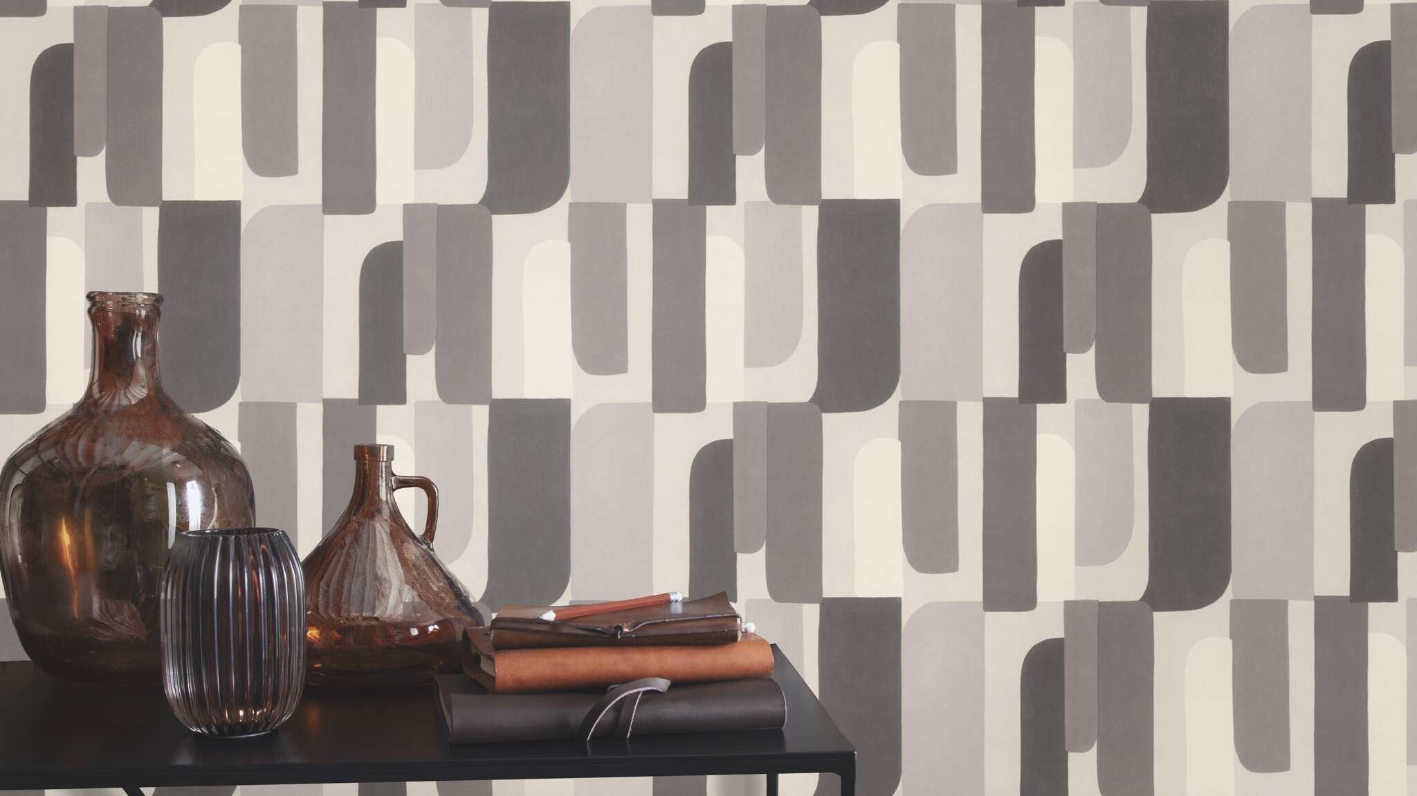 10-330502 Raumsituationen 2 Room with Geometric wallpaper in shades of grey with a 70s-inspired design – timelessly modern.