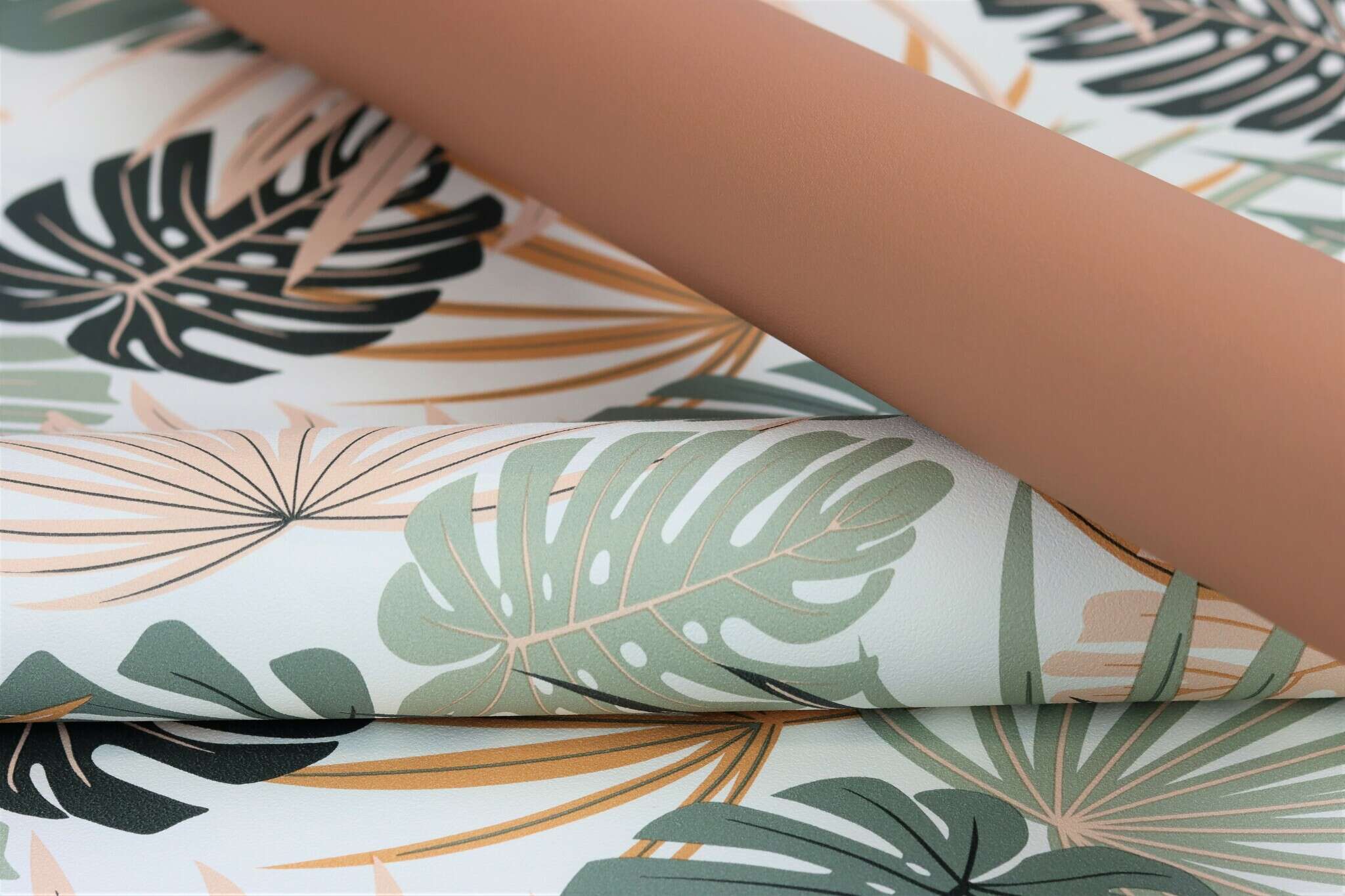 10-461060 Detailaufnahmen 2 Image détaillée de Motif expressif de feuilles de monstera et de palmier dans des tons verts, beiges et terracotta