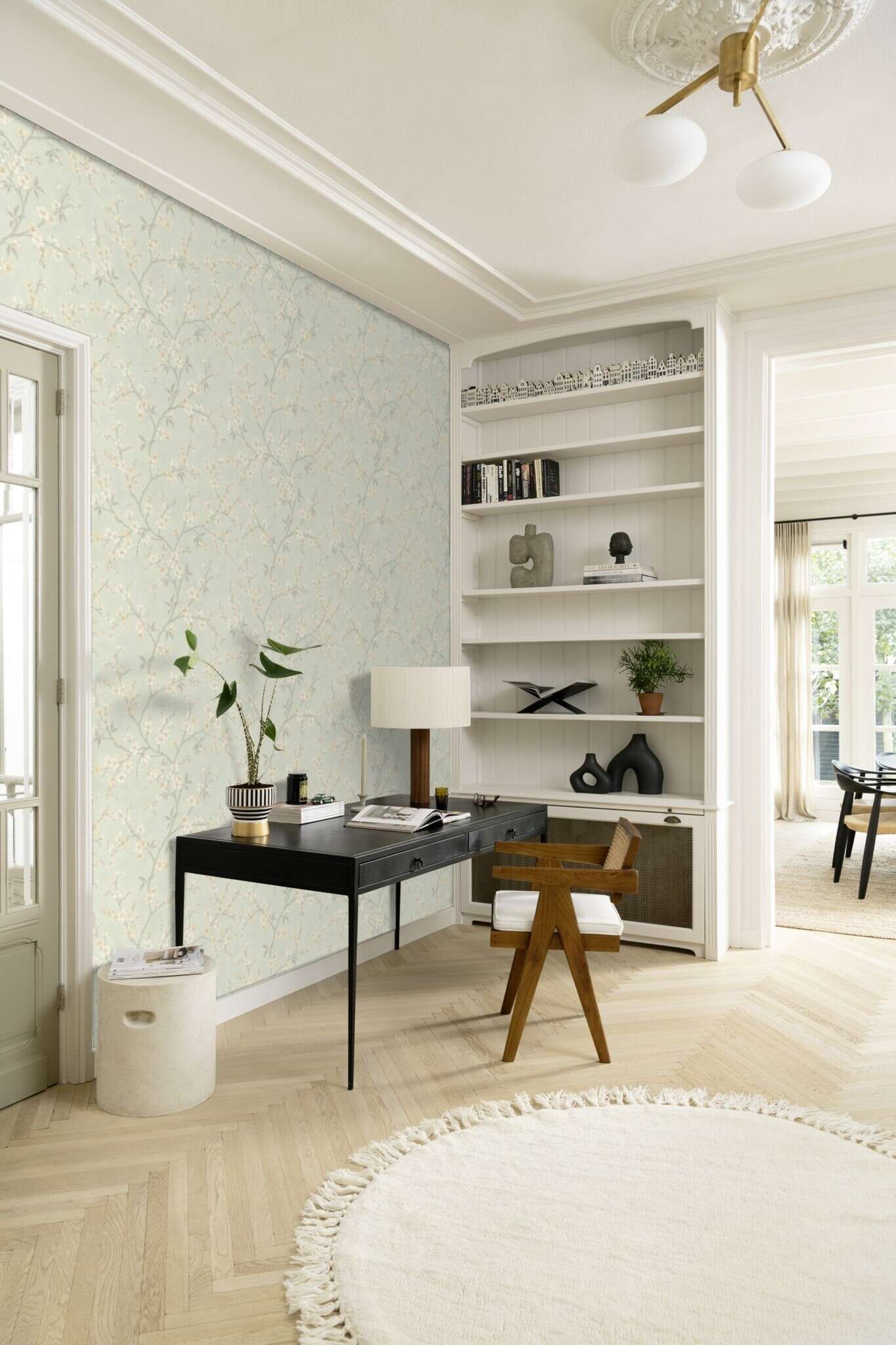 10-456769 Raumsituationen 1 Raum mit Sanftes florales Muster auf einem frischen Pastellblau