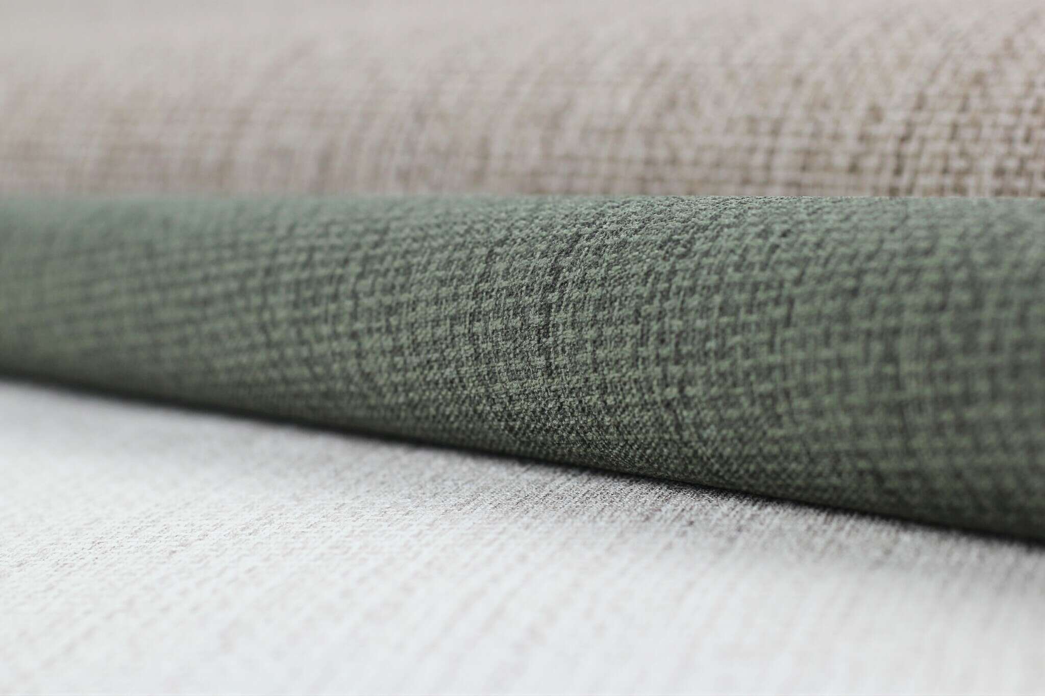 10-407945 Detailaufnahmen 3 Non-woven grasscloth wallpaper in dark olive-olive green Selection 407945
