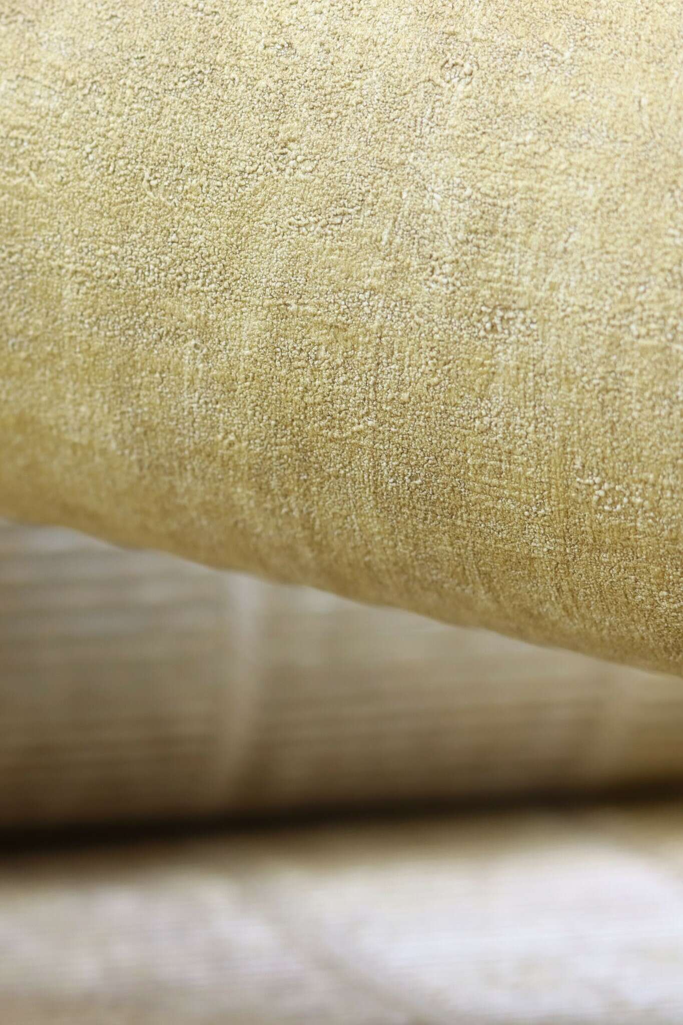 10-429312 Detailaufnahmen 5 Detailed image of Non-woven wallpaper with a textured surface in a mustard yellow colour.