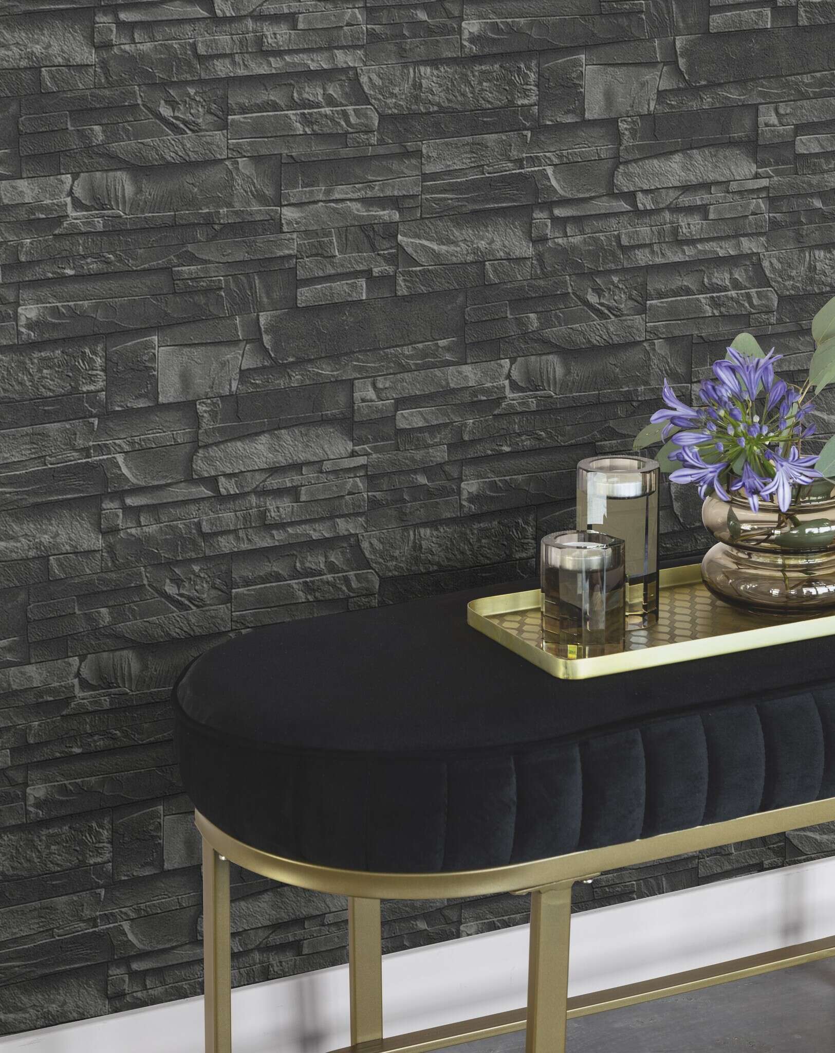 Une chambre avec Papier peint intissé réaliste aspect ardoise avec surface structurée dans des tons gris foncés – effet 3D trompeur