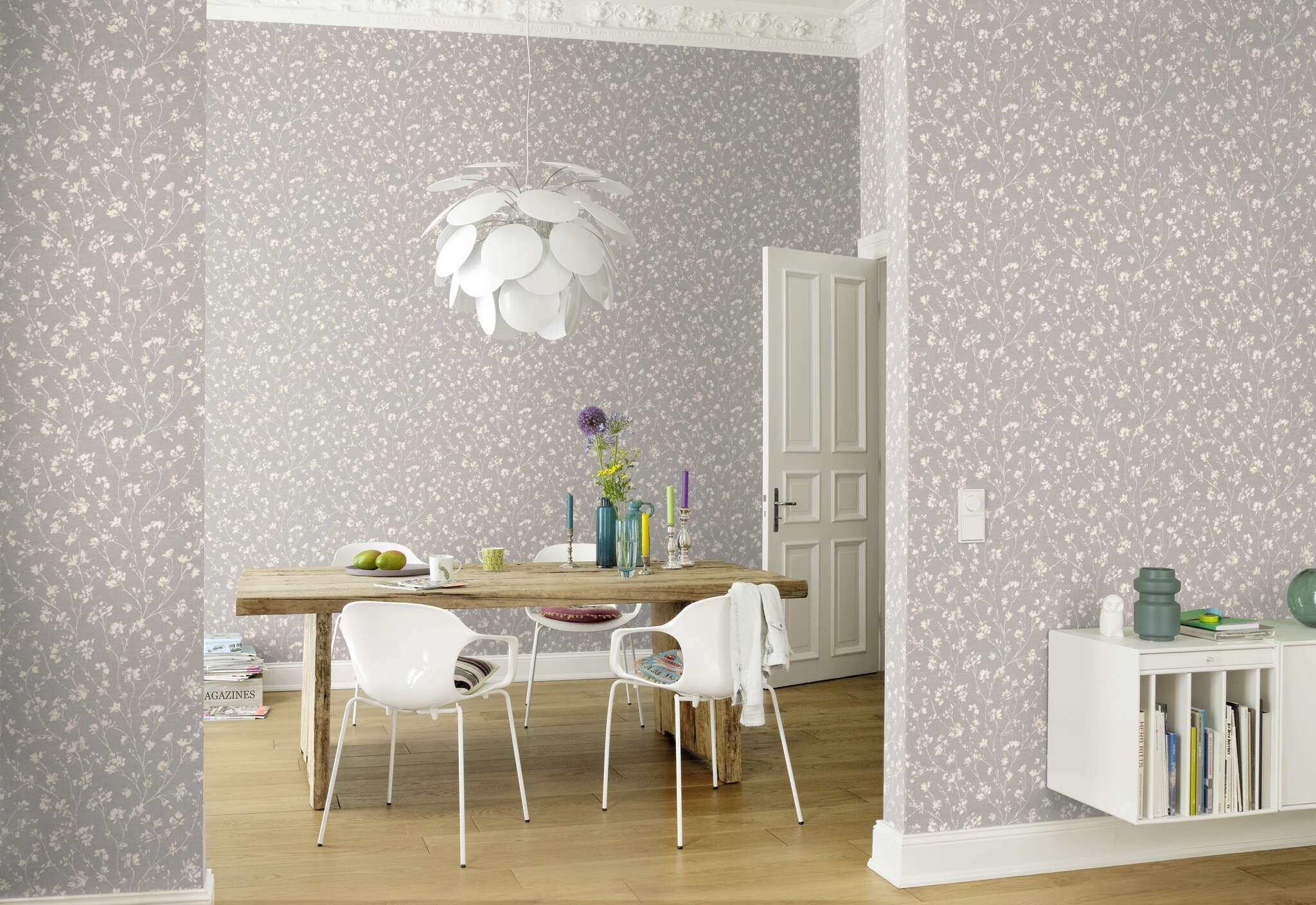 10-463828 Raumsituationen 6 Raum mit Zarte, weiße Blütenranken auf mittelgrauem Hintergrund – eine elegante, dezente Tapete für moderne Wohnräume.