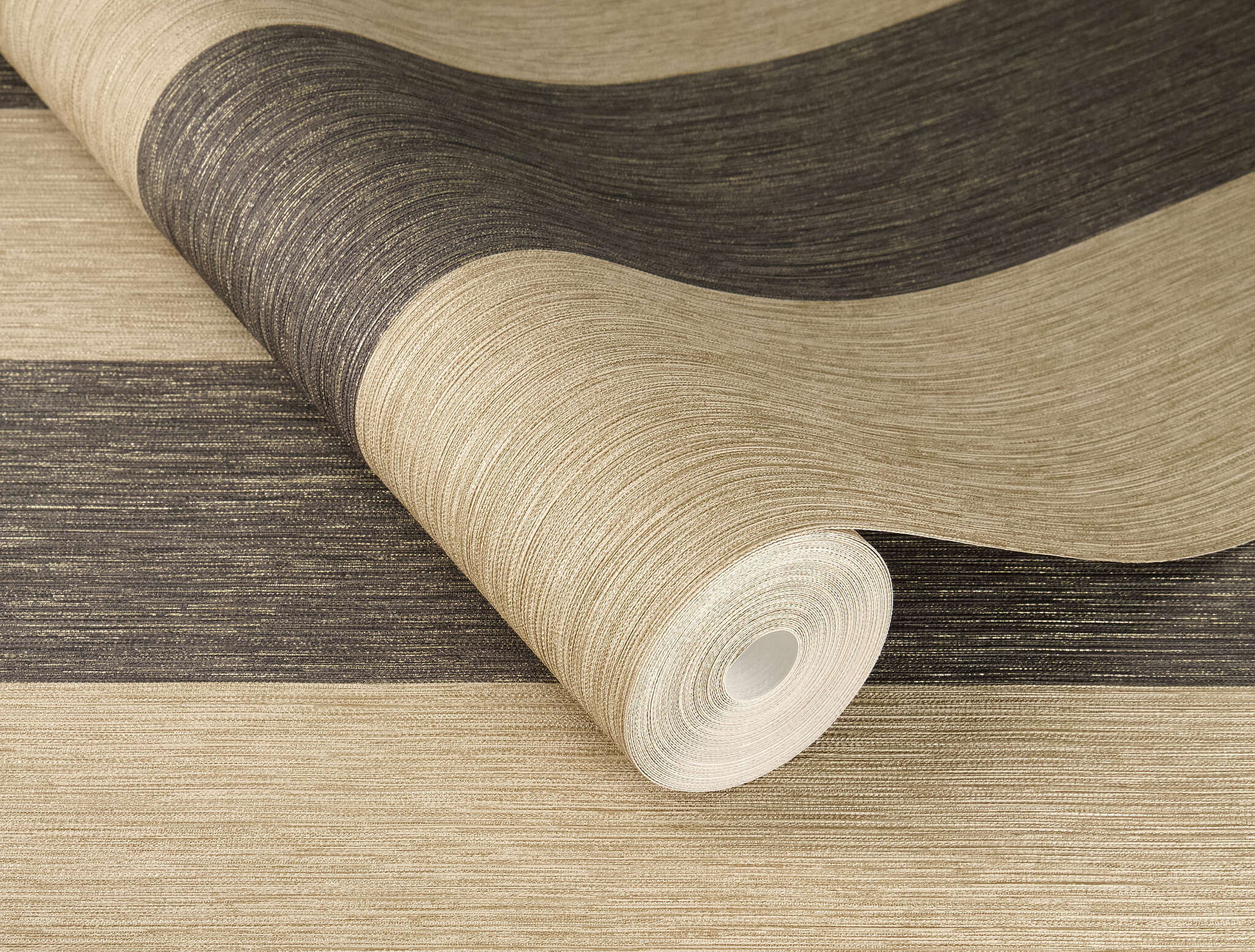 10-844030 Detailaufnahmen 1 Detailed image of Wallpaper with block stripes and grooved texture