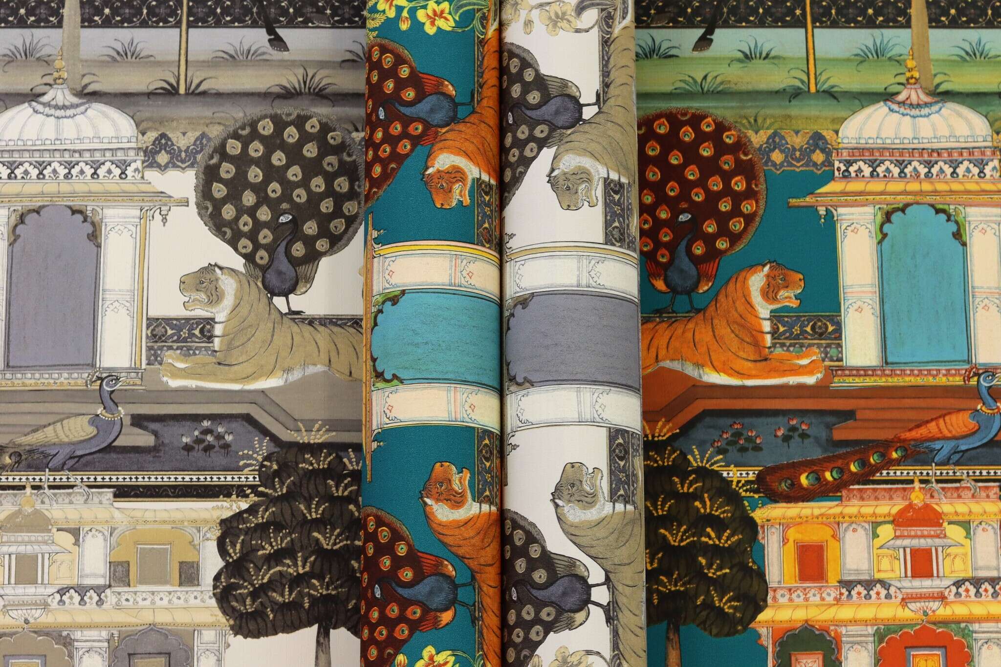 10-746228 Detailaufnahmen 3 Detailed image of Oriental wallpaper with animals in a symmetrical arrangement