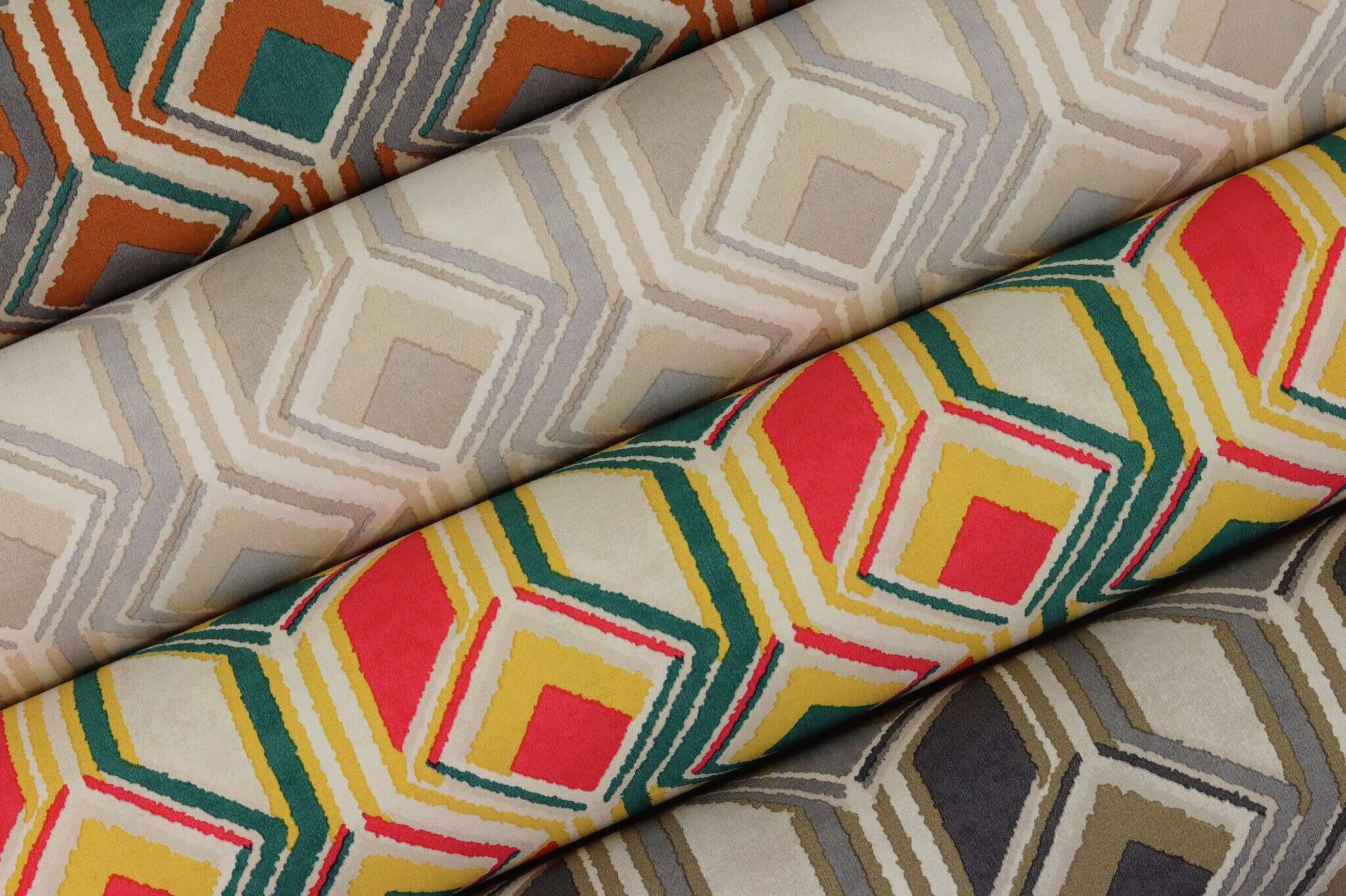 10-746532 Detailaufnahmen 5 Detailed image of Graphic wallpaper with squares, diamonds and lines in an ethnic design