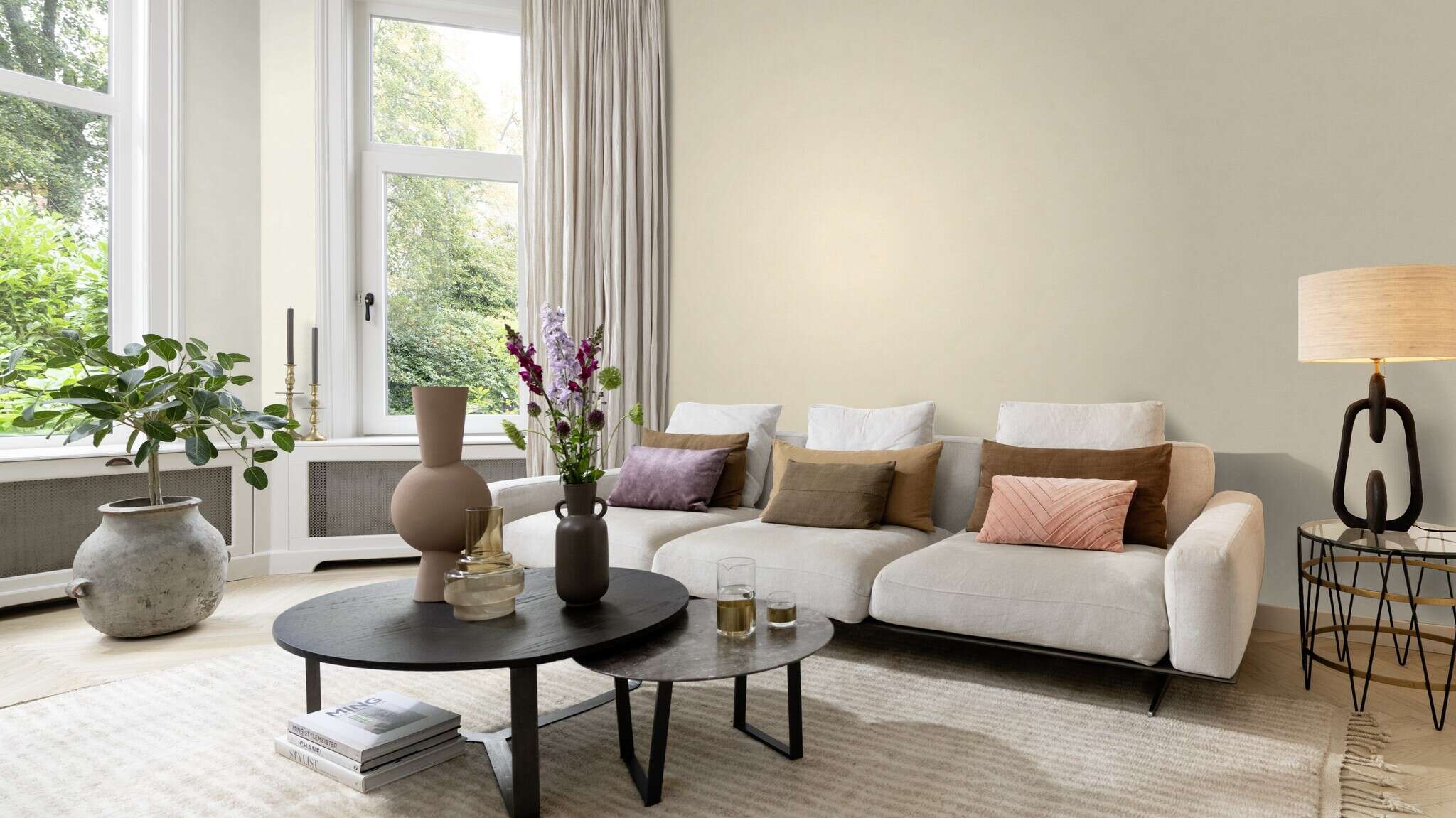 10-408249 Raumsituationen 5 Room with Plain wallpaper in cream white with a fine, woven texture