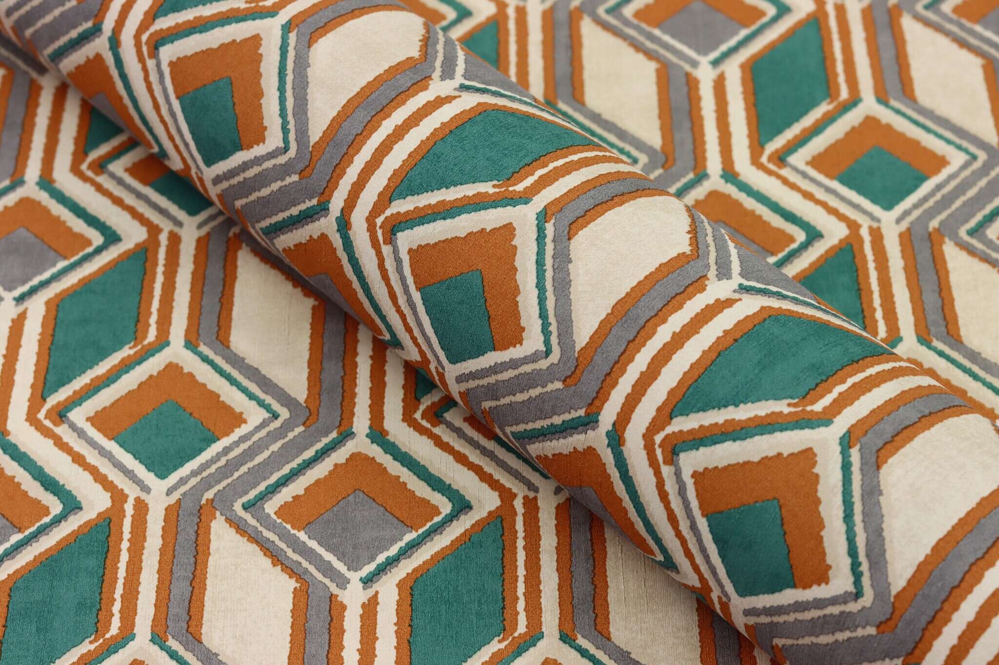 10-746525 Detailaufnahmen 10 Detailed image of Graphic wallpaper with squares, diamonds and lines in an ethnic design