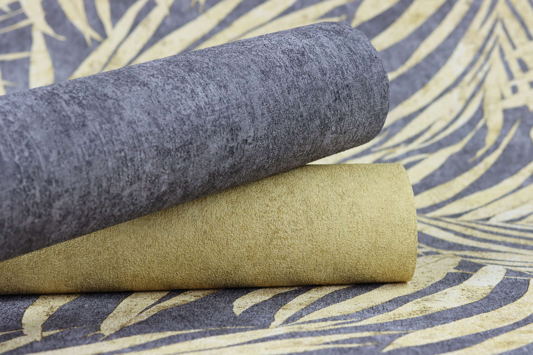 10-617450 Detailaufnahmen 2 Palm leaves non-woven wallpaper in black slate Selection 617450