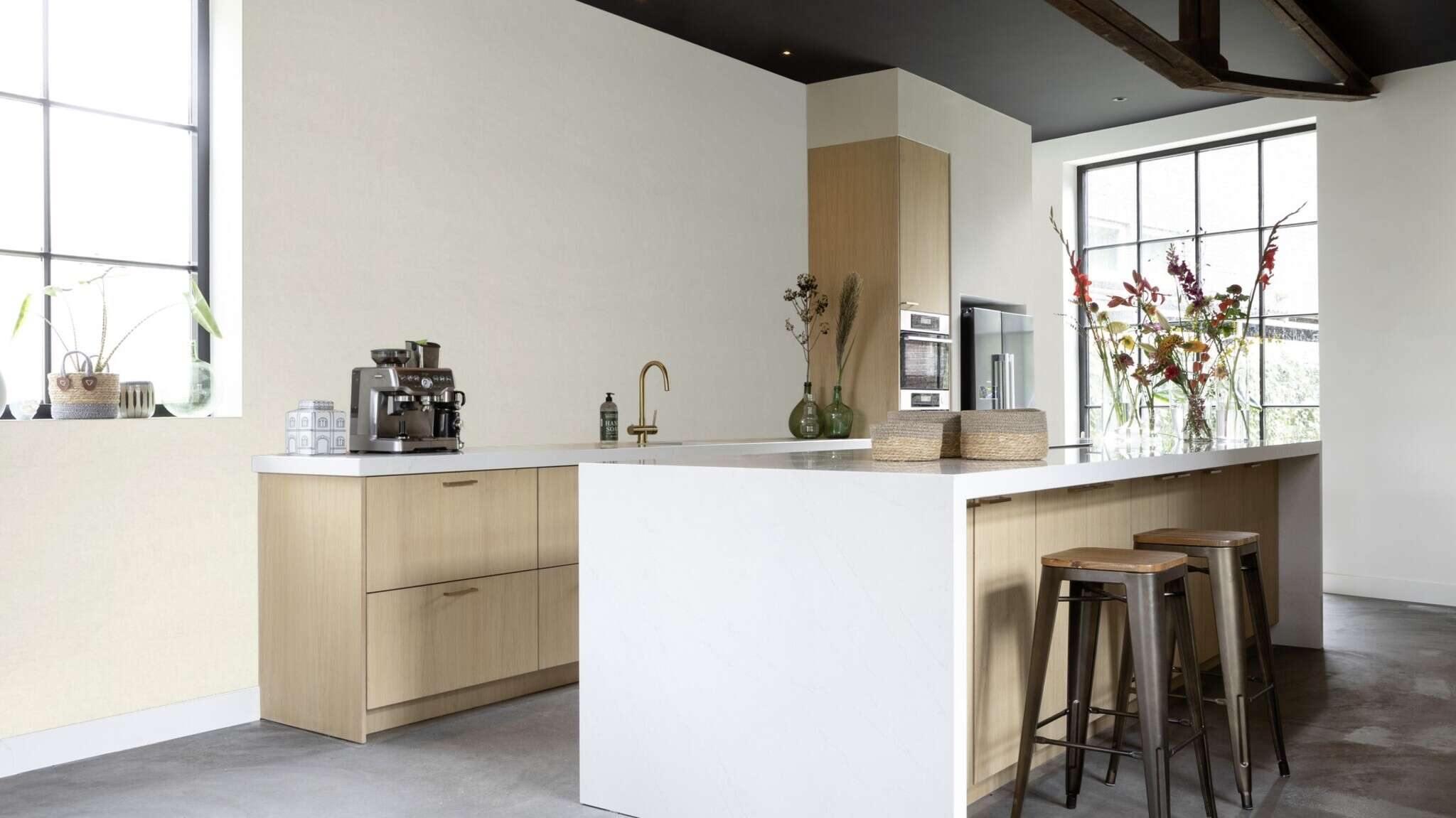 10-990706 Raumsituationen 2 Room with Single-colour wallpaper with natural texture and gloss effect