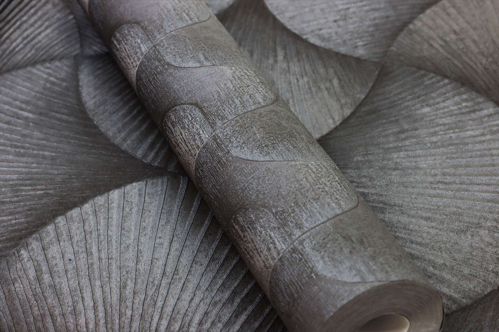 10-608168 Detailaufnahmen 5 Detailed image of Graphic wallpaper with overlapping waves in a three-dimensional look