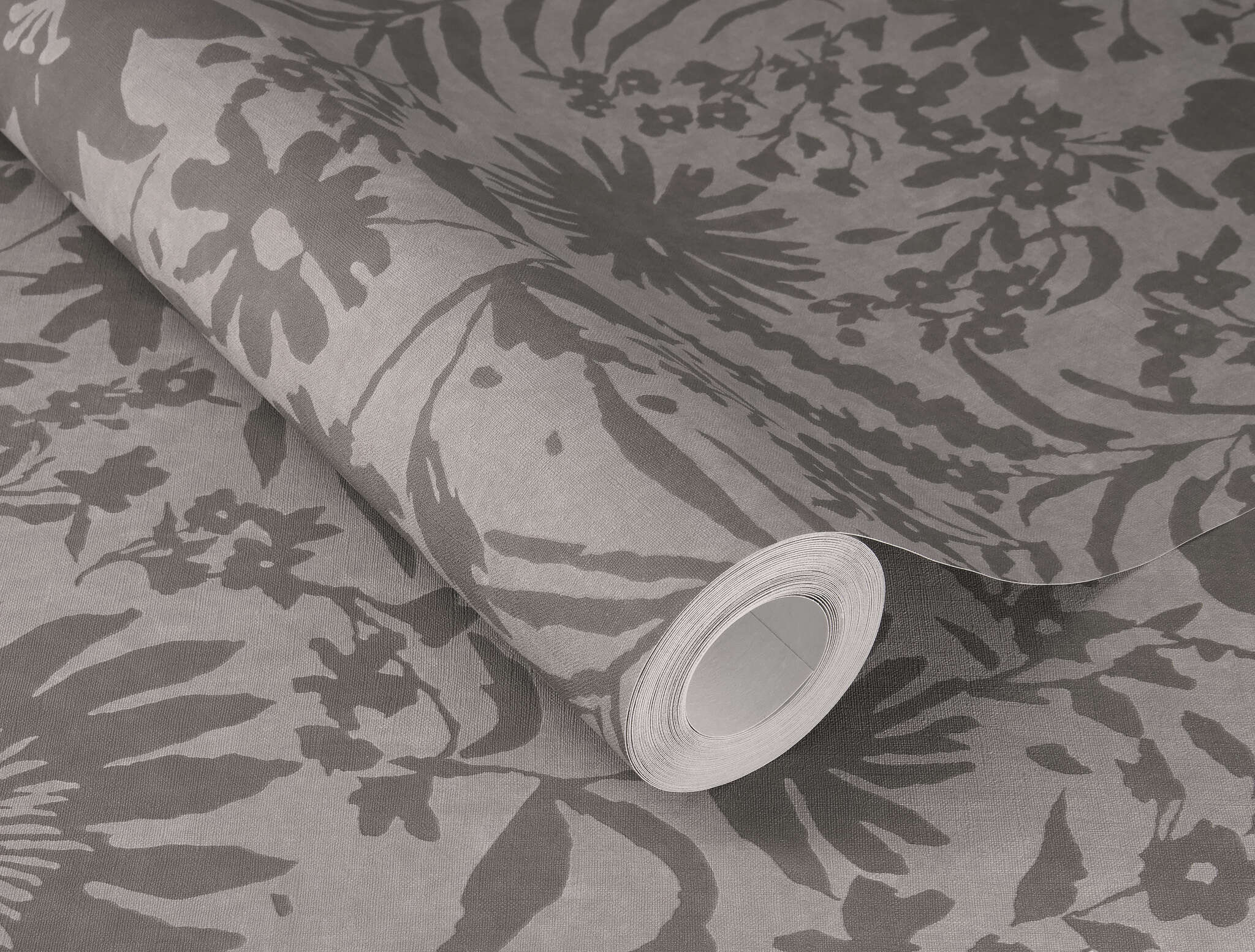 10-330441 Detailaufnahmen 1 Detailbild von Dunkle Tapete mit feinem Blumenmotiv – ideal für elegante Räume mit ruhigem Charakter.