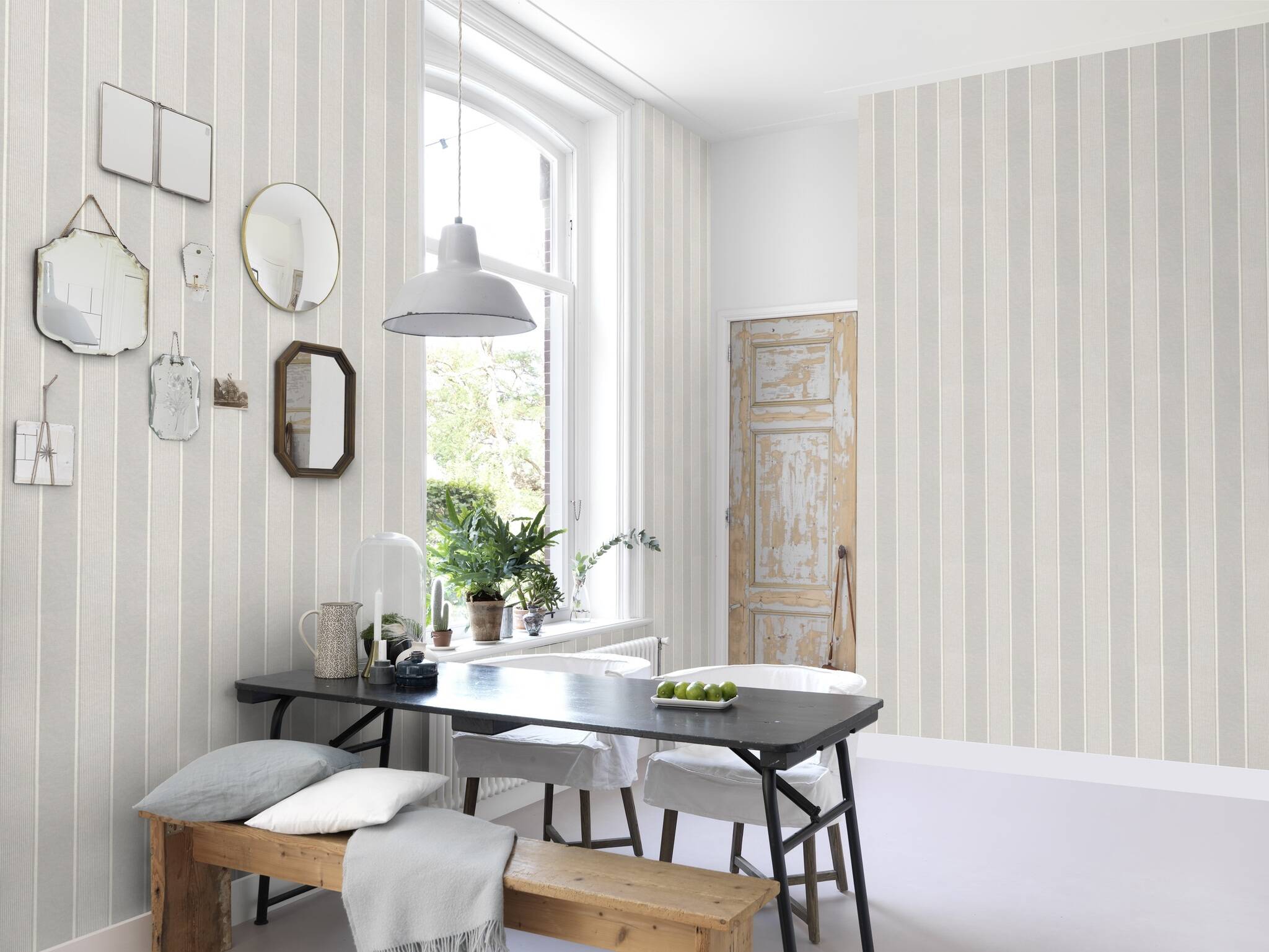 10-463972 Raumsituationen 8 Room with Timeless striped wallpaper with tone-on-tone stripes in grey