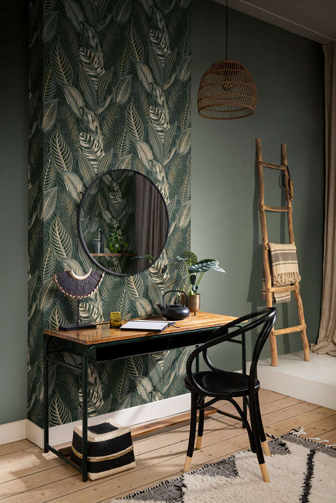 10-751826 Raumbilder 1 Une chambre avec Une grande variété de feuilles surdimensionnées dans des tons vert foncé avec des reflets dorés brillants