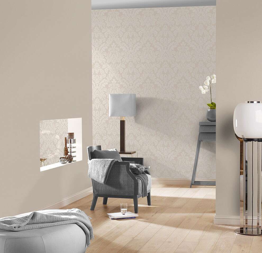 10-449020 Raumsituationen 6 Raum mit Barock inspirierte Tapete mit edlem Ornamentmuster in Creme und Beige – für eine luxuriöse Raumwirkung.