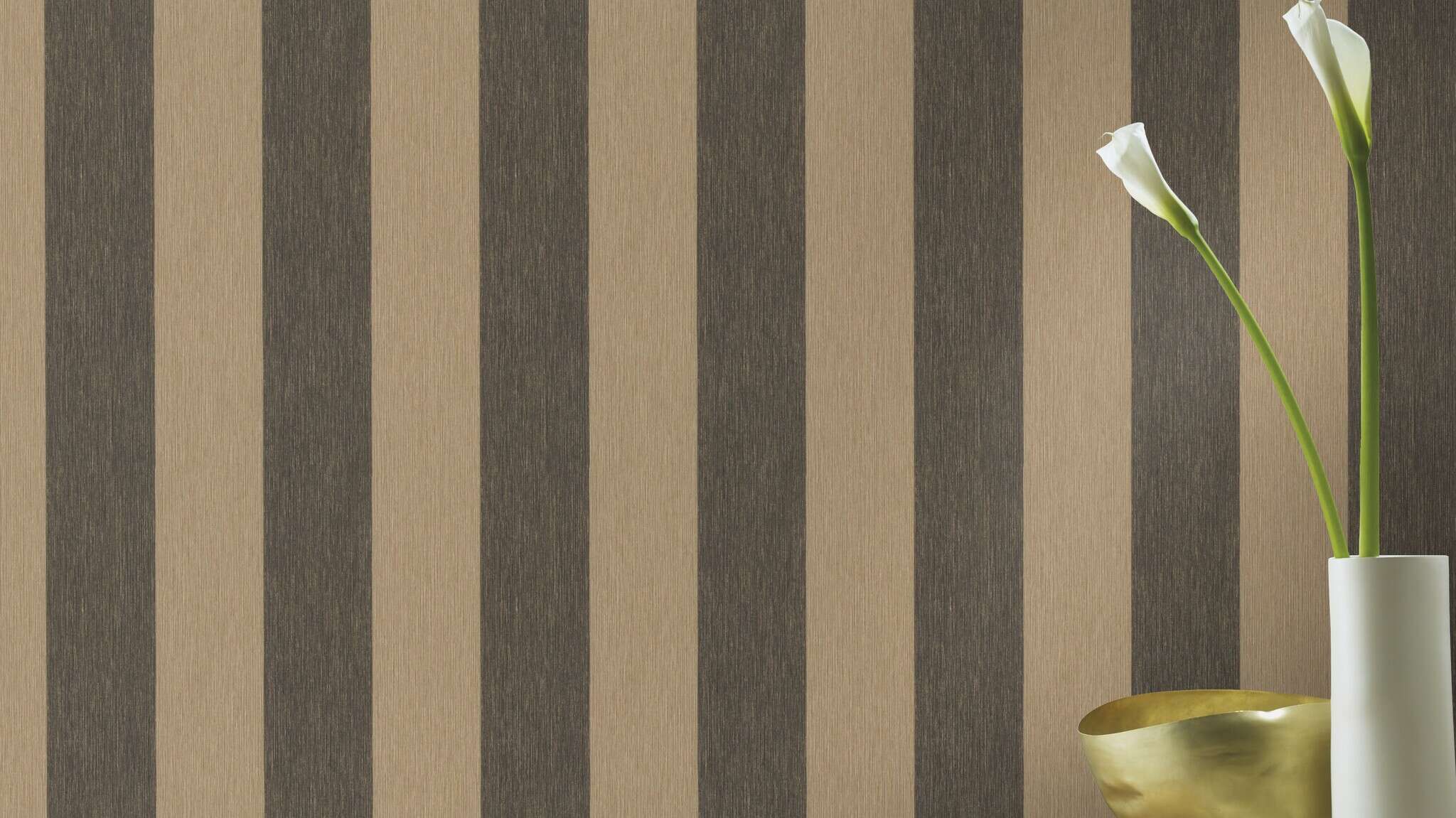 10-844030 Raumsituationen 3 Room with Wallpaper with block stripes and grooved texture