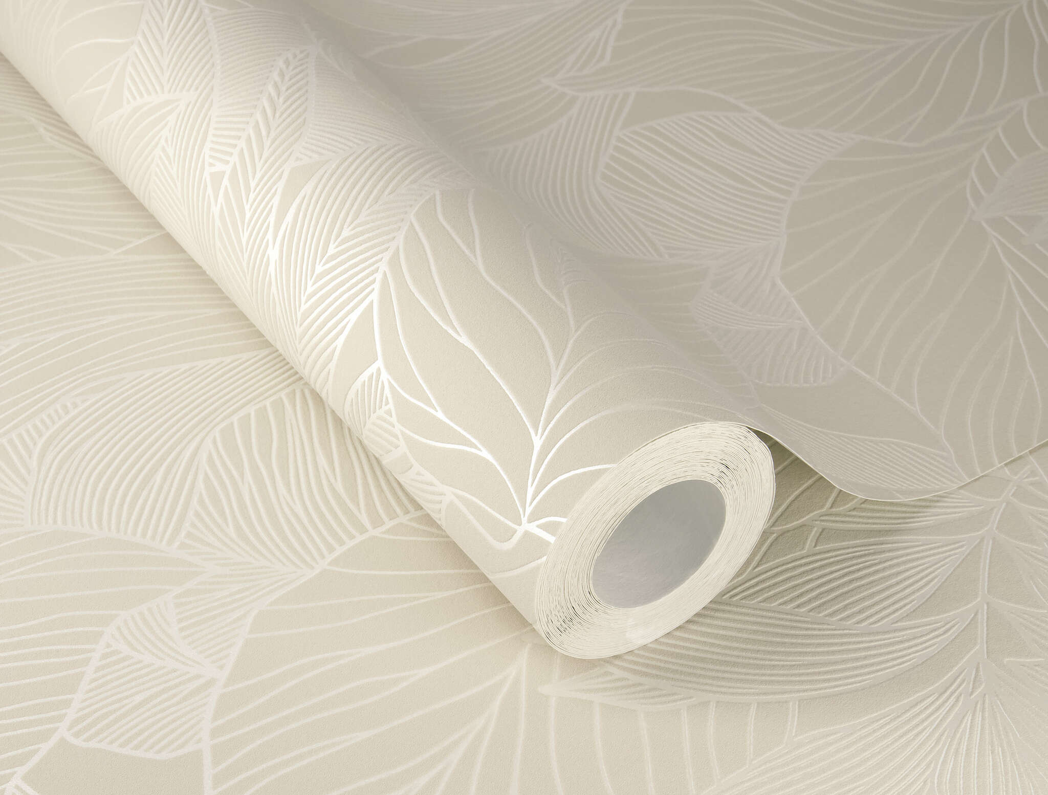 10-314908 Detailaufnahmen 1 Detailed image of Tone-on-tone non-woven wallpaper with a subtle leaf relief in a warm cream colour – elegant and calm.
