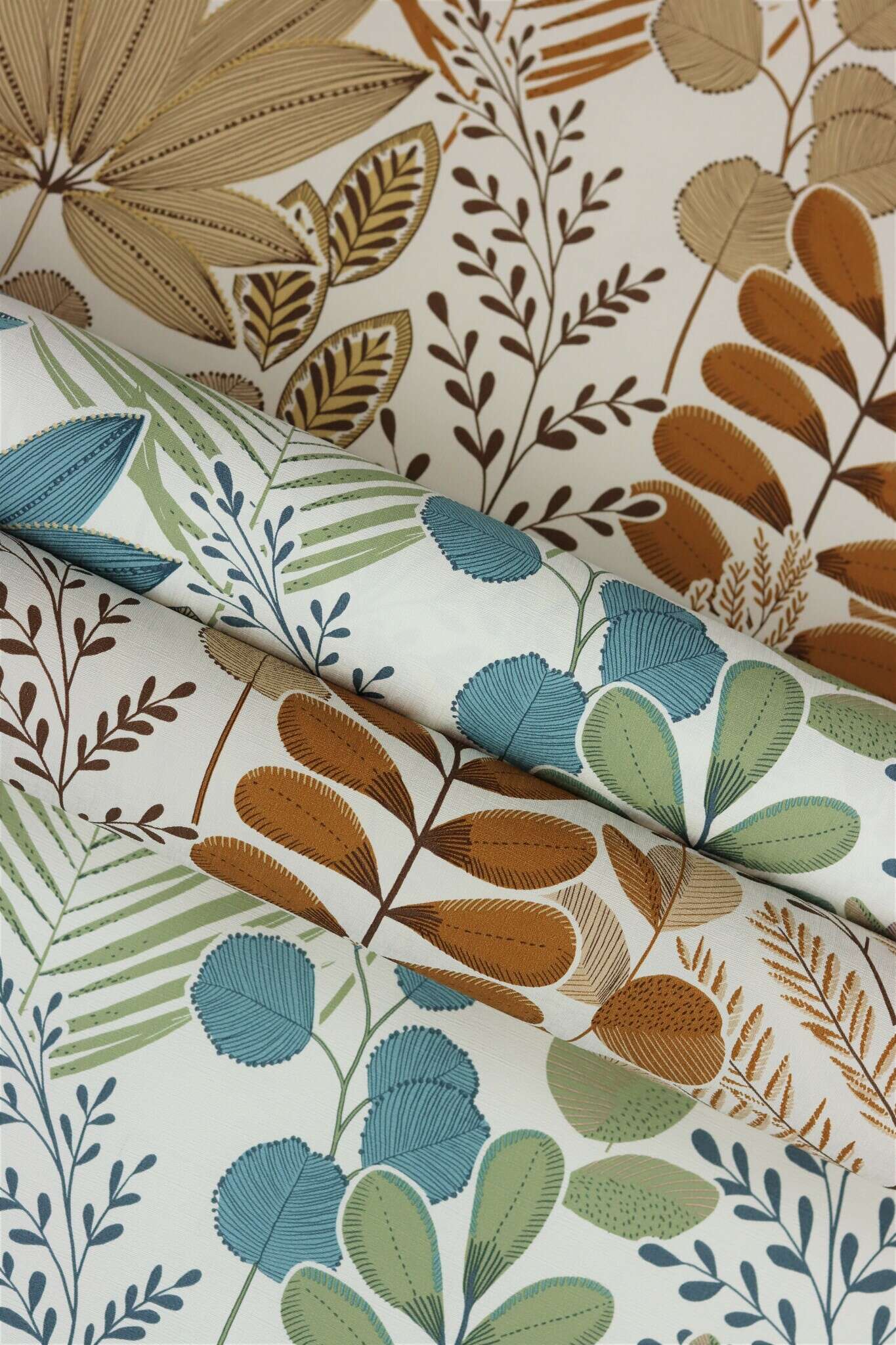 10-465310 Detailaufnahmen 2 Detailed image of Floral-style illustration with delicate leaves in green, blue, mauve and pink – charming, playful and stylish.