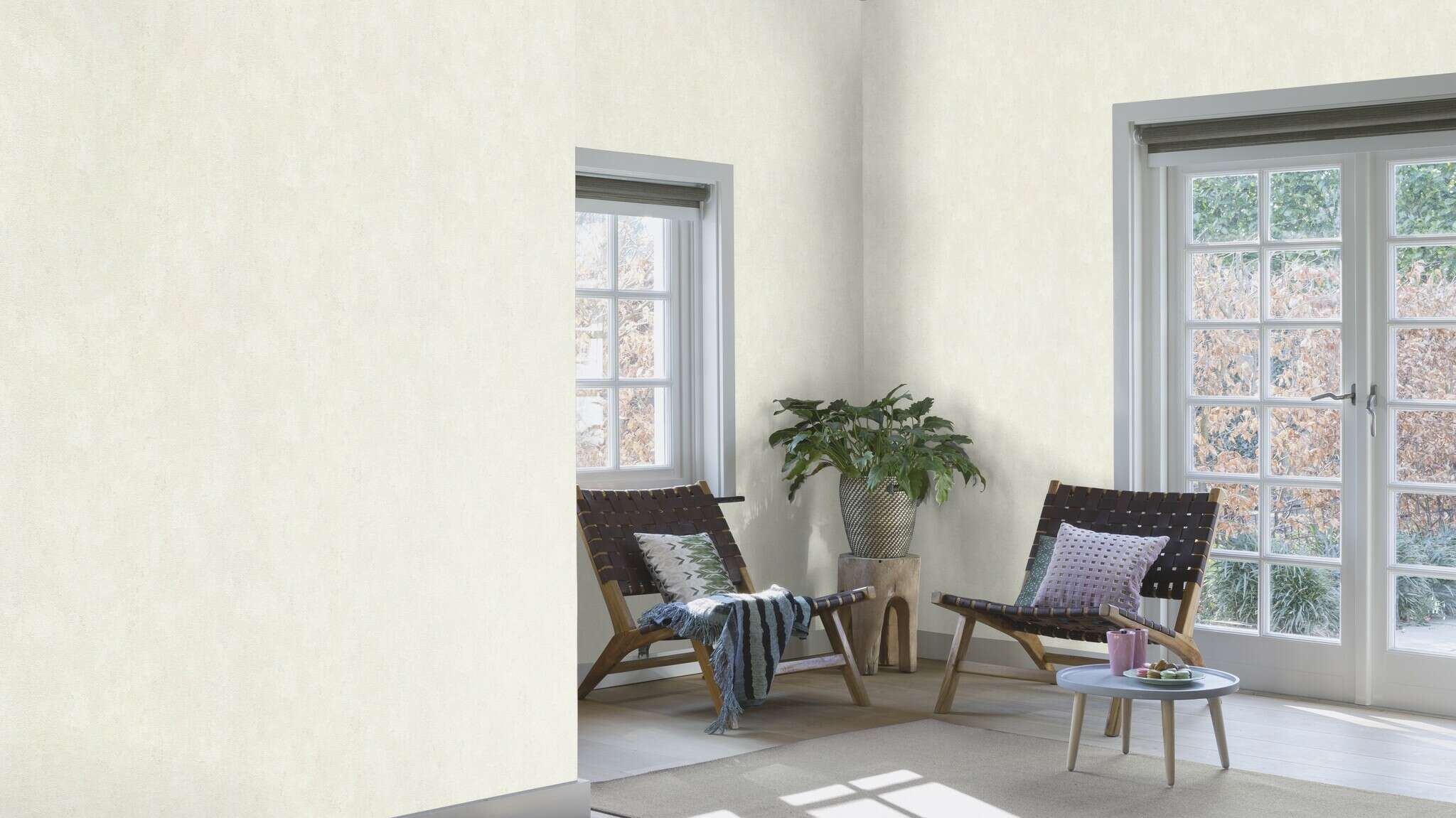 10-609011 Raumsituationen 6 Room with Single-colour wallpaper with concrete look