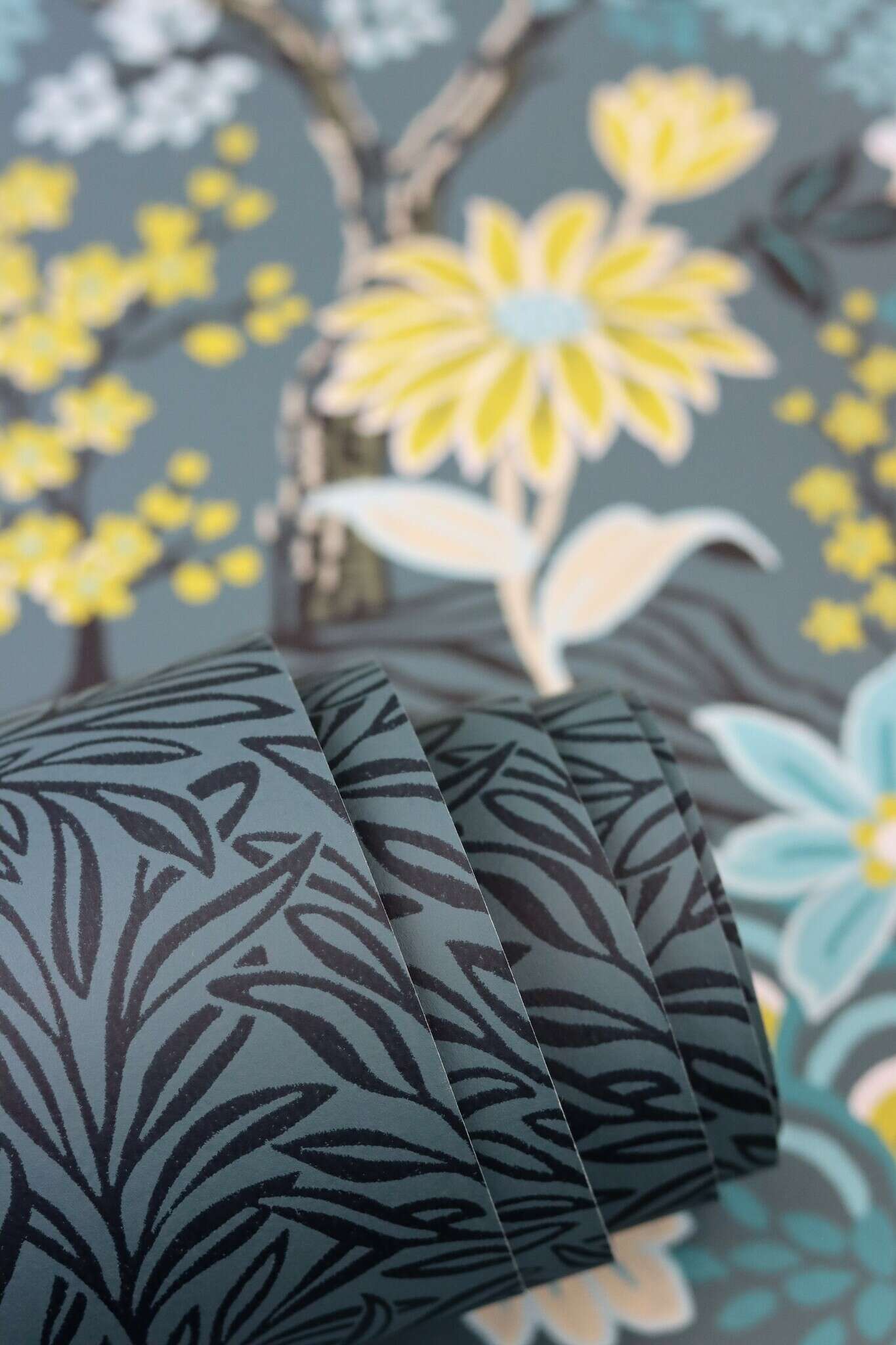 10-552300 Detailaufnahmen 6 Twigs non-woven wallpaper in blue-dark blue Selection 552300
