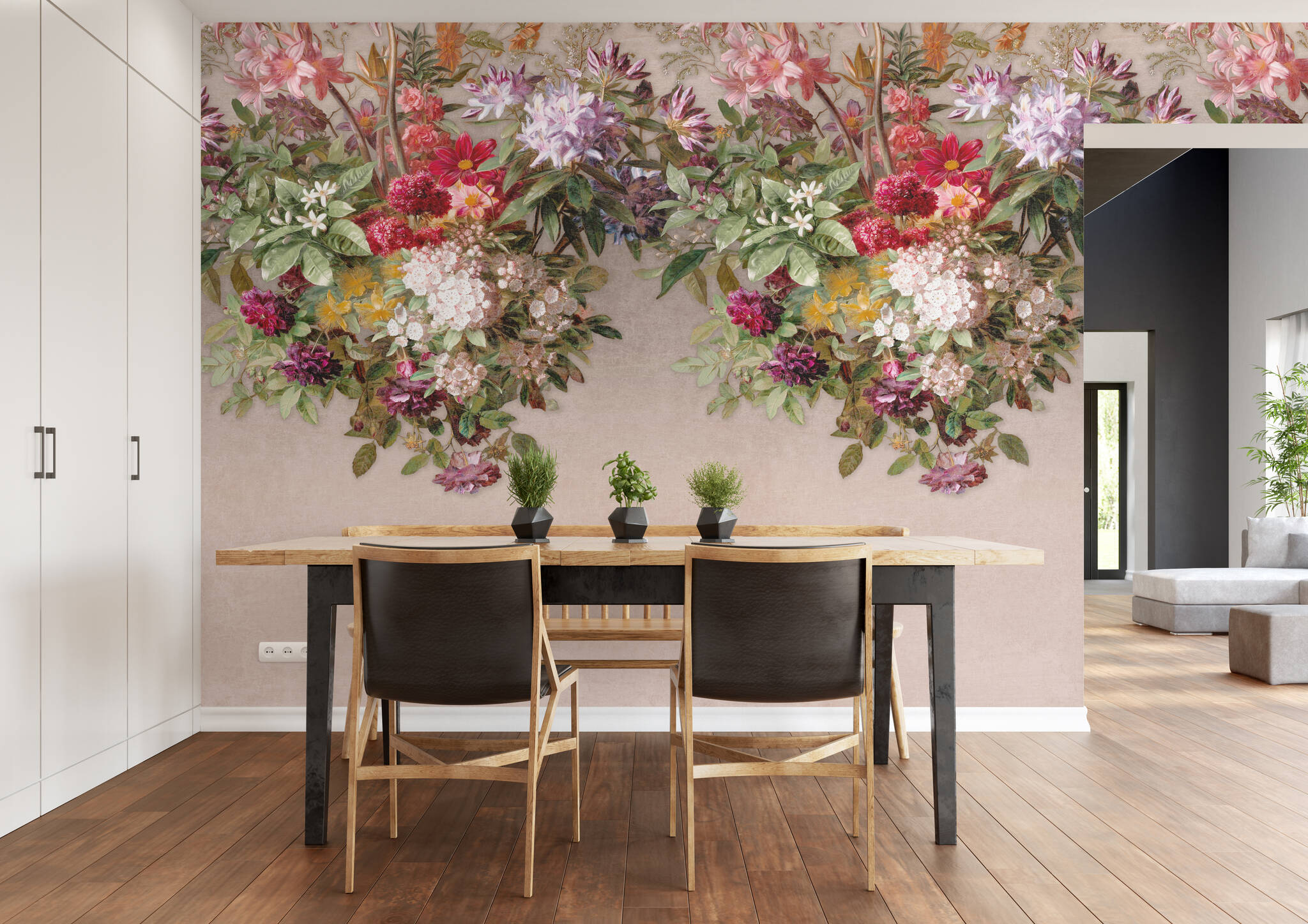 Esszimmer mit Wandbild - Blütenpracht in kräftigen Farben auf beigem Hintergrund auf der oberen Hälfte der Wand