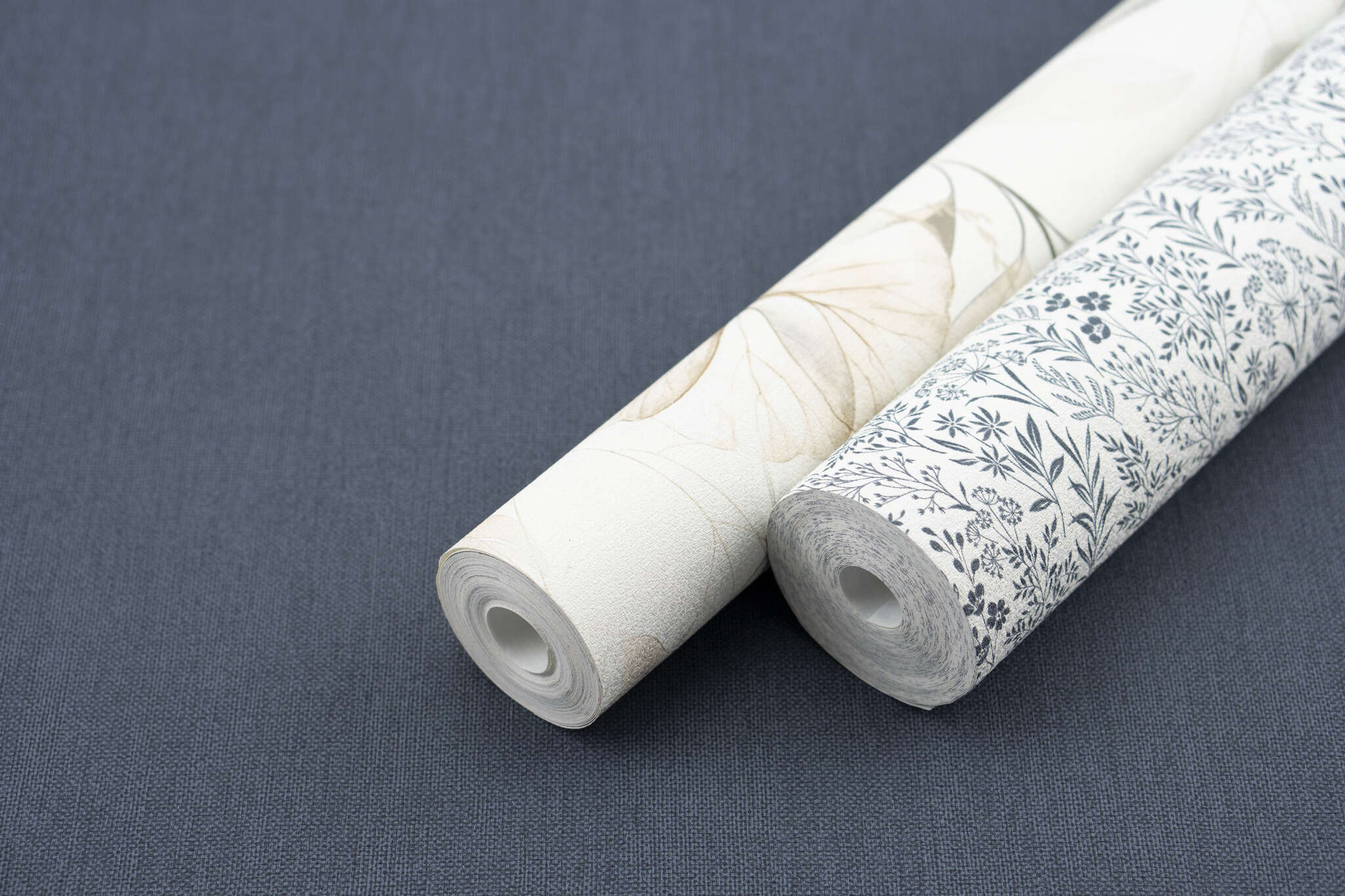 10-709360 Detailaufnahmen 5 Non-woven wallpaper in blue-light cream Farmhouse 709360