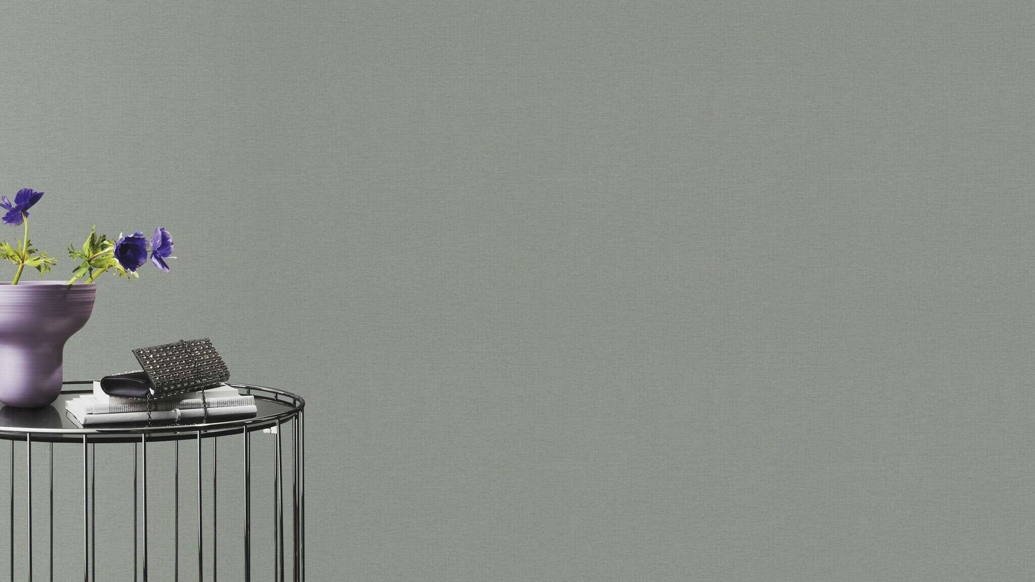 10-452051 Raumsituationen 1 Une chambre avec Papier peint intissé subtil gris clair avec une texture tissu fine pour un design mural calme et moderne.