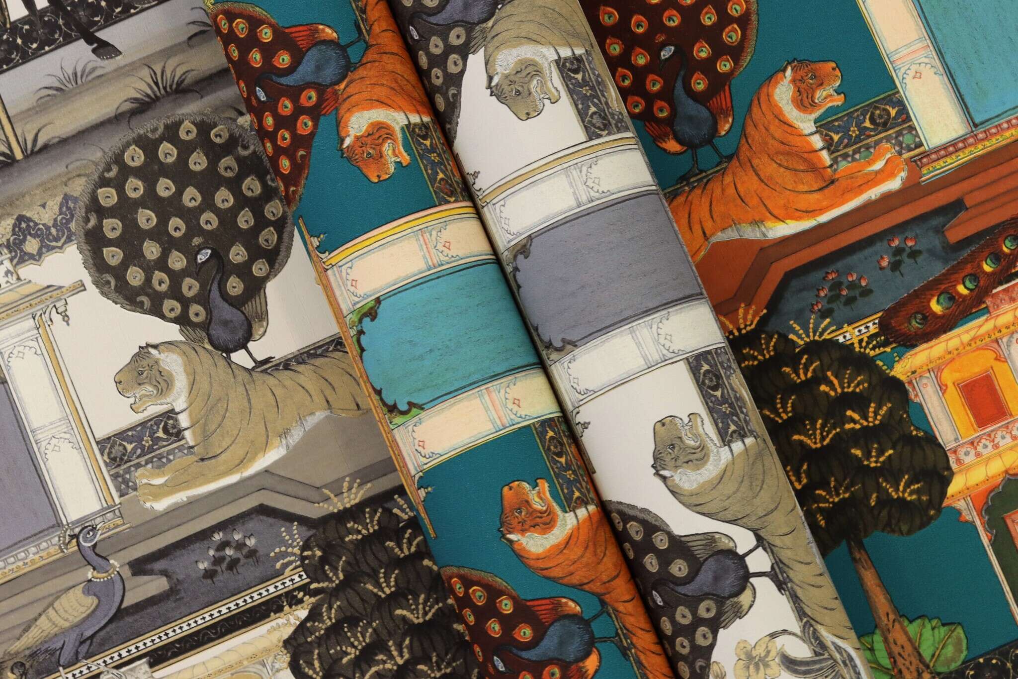 10-746228 Detailaufnahmen 2 Detailed image of Oriental wallpaper with animals in a symmetrical arrangement