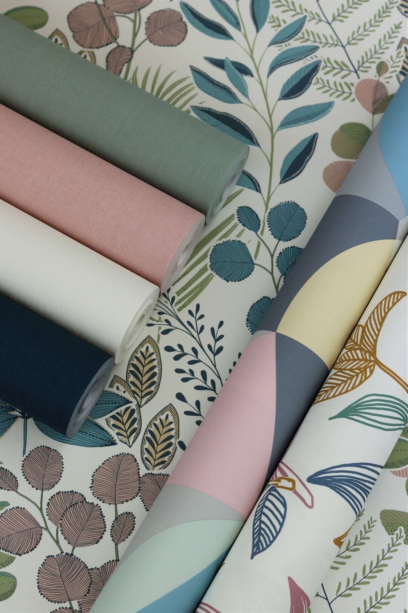 10-465310 Detailaufnahmen 3 Detailed image of Floral-style illustration with delicate leaves in green, blue, mauve and pink – charming, playful and stylish.