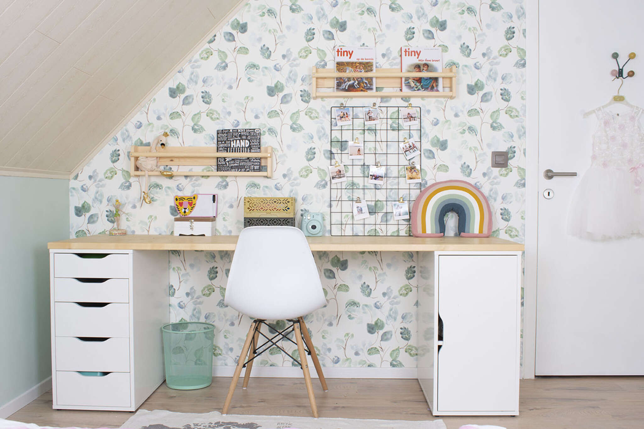 10-300188 Raumbilder 2 Wall mural Bloom in Green | Roomblush - RB241