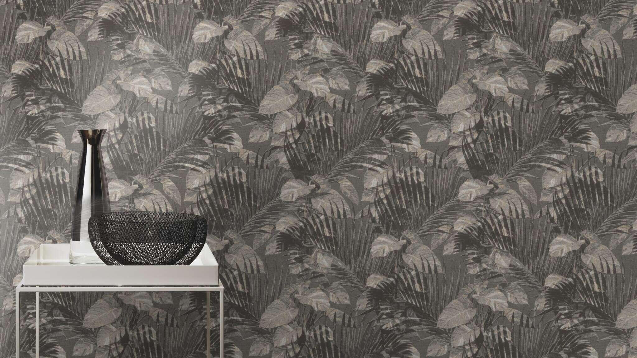 10-600155 Raumsituationen 1 Room with Tropical wallpaper with palm leaves and monstera