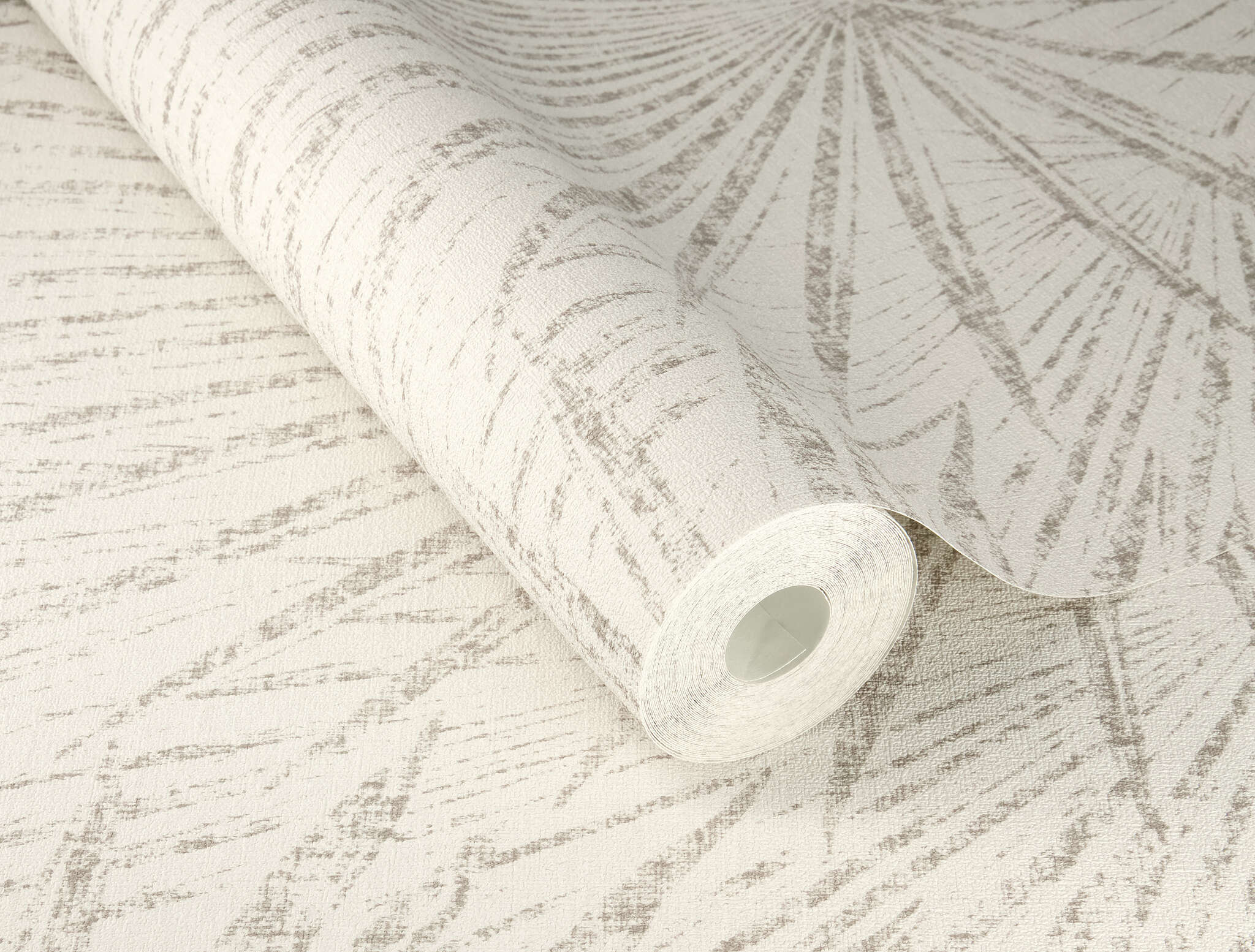 10-555721 Detailaufnahmen 16 Detailed image of Wallpaper with drawn palm fronds in shabby chic style
