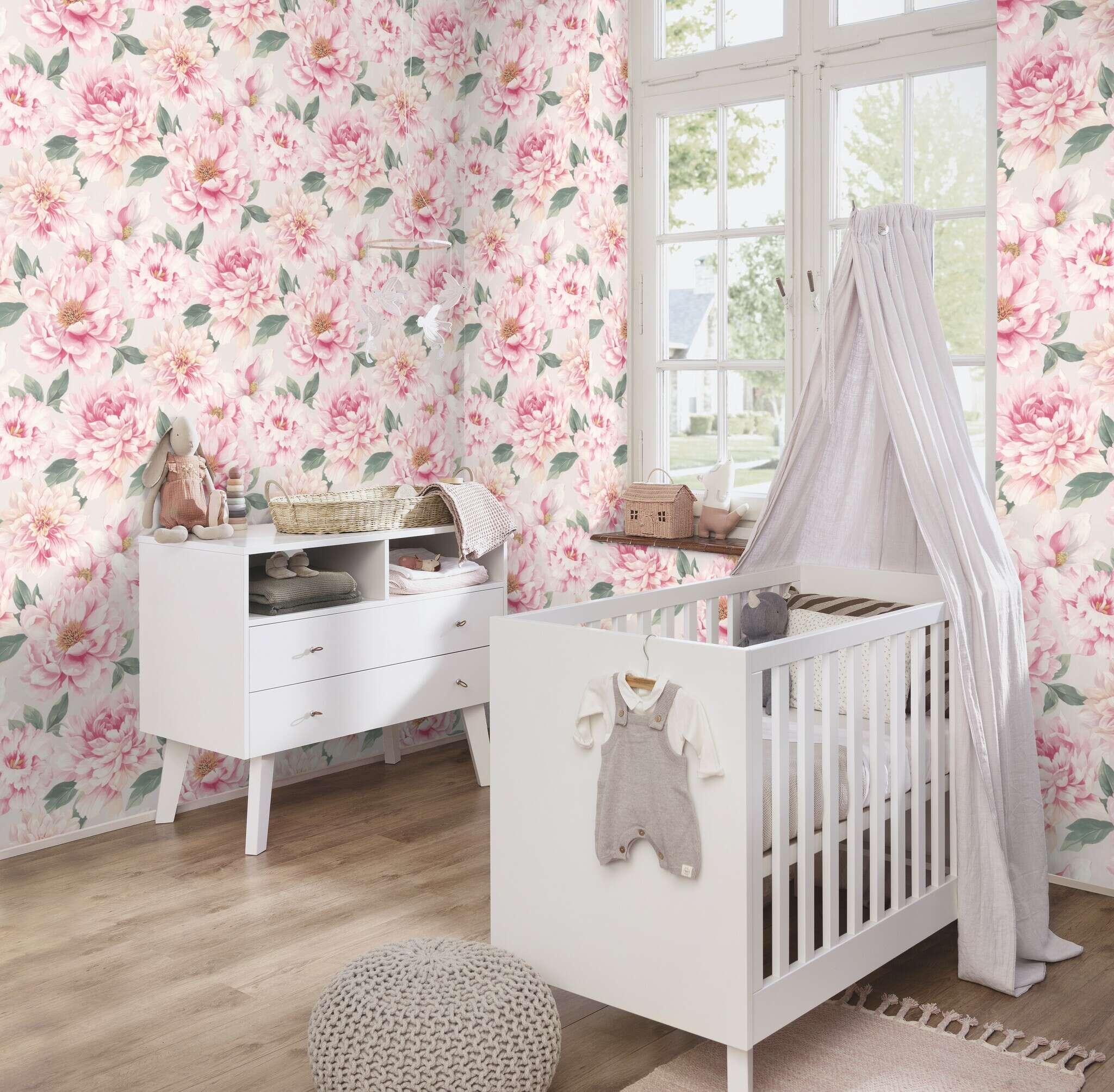 10-201345 Raumsituationen 4 Une chambre avec Motif floral romantique avec des pivoines luxuriantes dans des tons roses et des feuilles vertes
