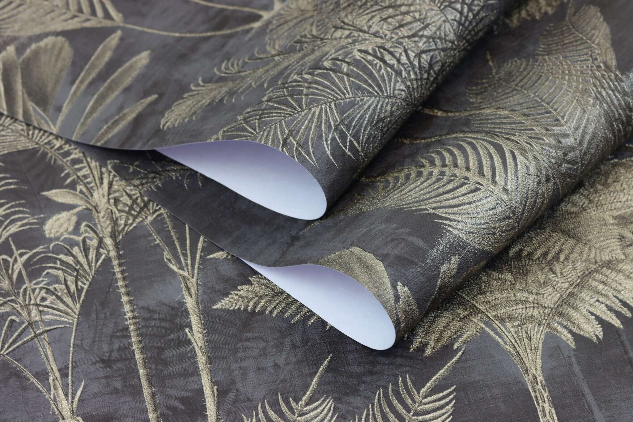 10-555165 Detailaufnahmen 12 Detailed image of Palm wallpaper with exotic leaves in a vintage look and plaster texture