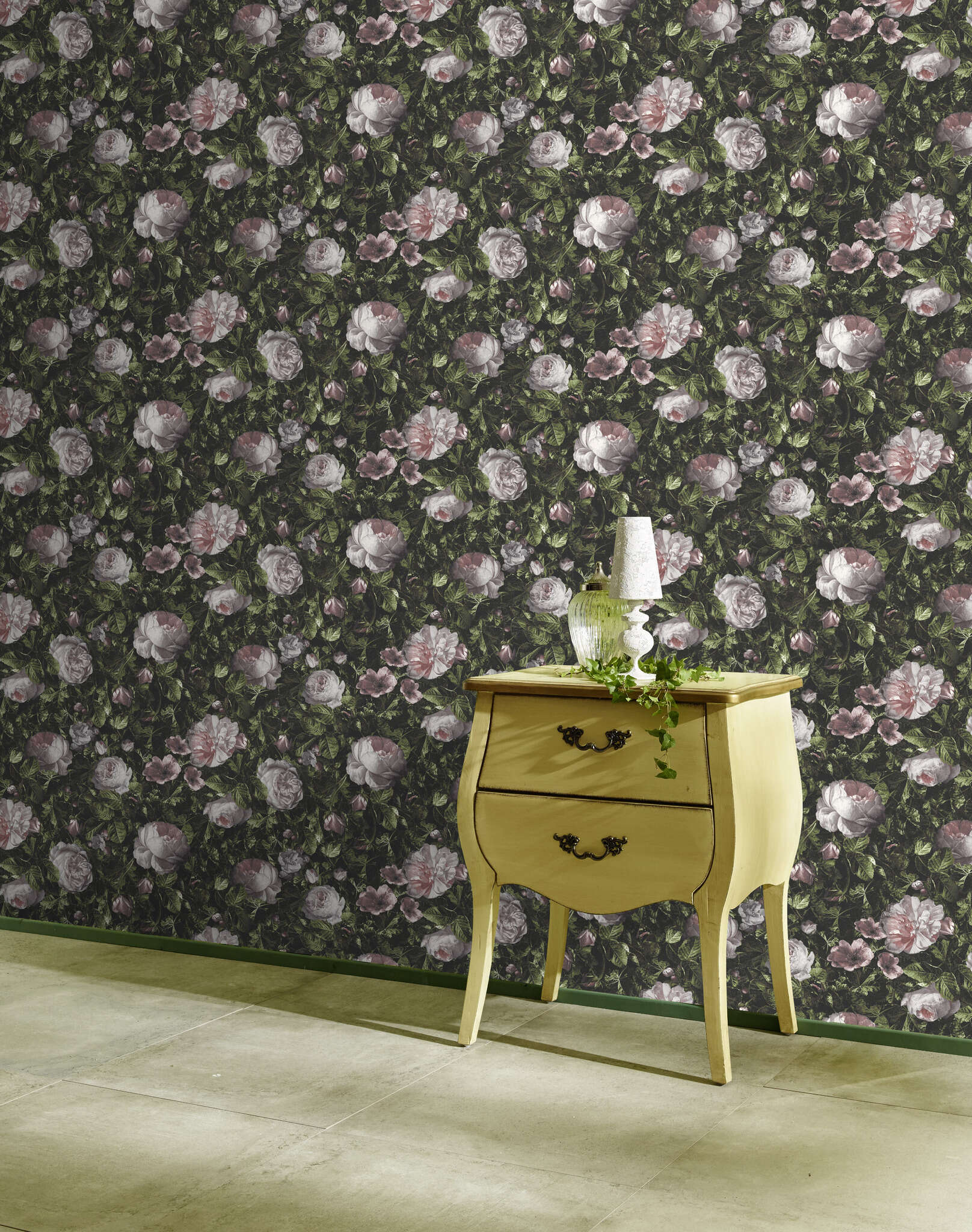 10-278316 Raumsituationen 1 Room with Floral wallpaper with large, detailed roses in pink and white on dense, dark foliage