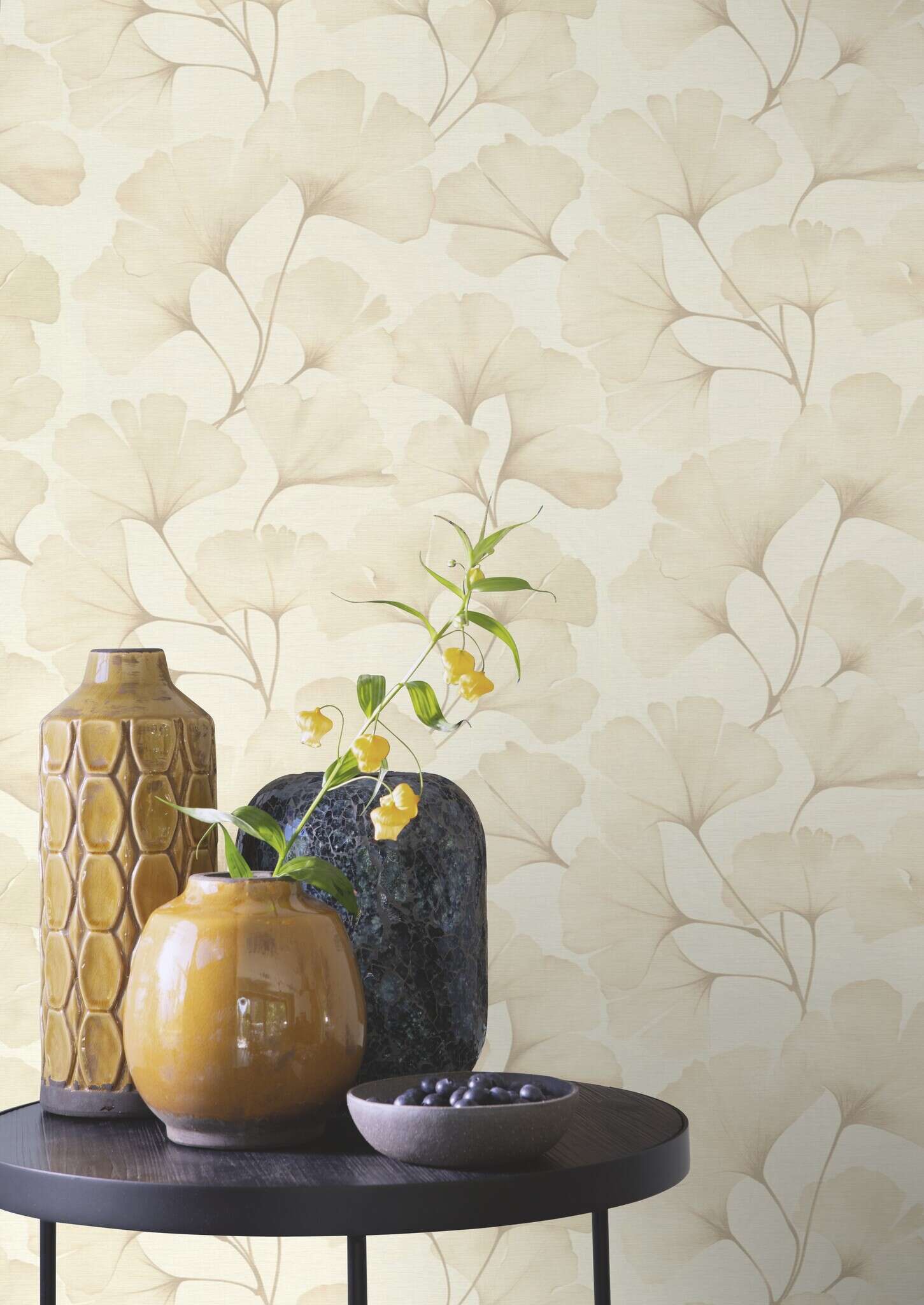 10-795646 Raumsituationen 2 Ginkgoblätter Vliestapete in Beige #followusaround 795646