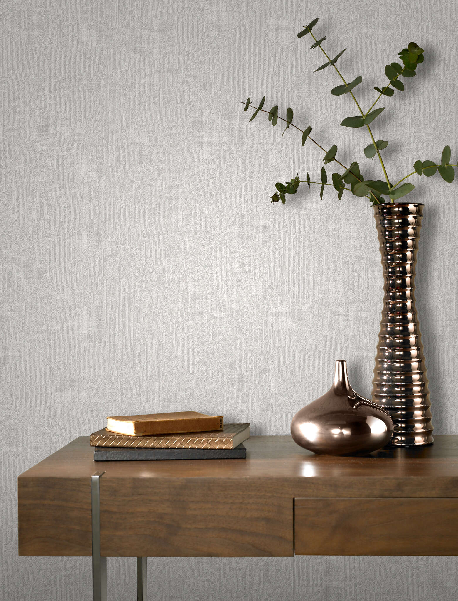 10-415346 Raumsituationen 3 Room with Plain non-woven wallpaper in off-white with a matt, smooth surface.