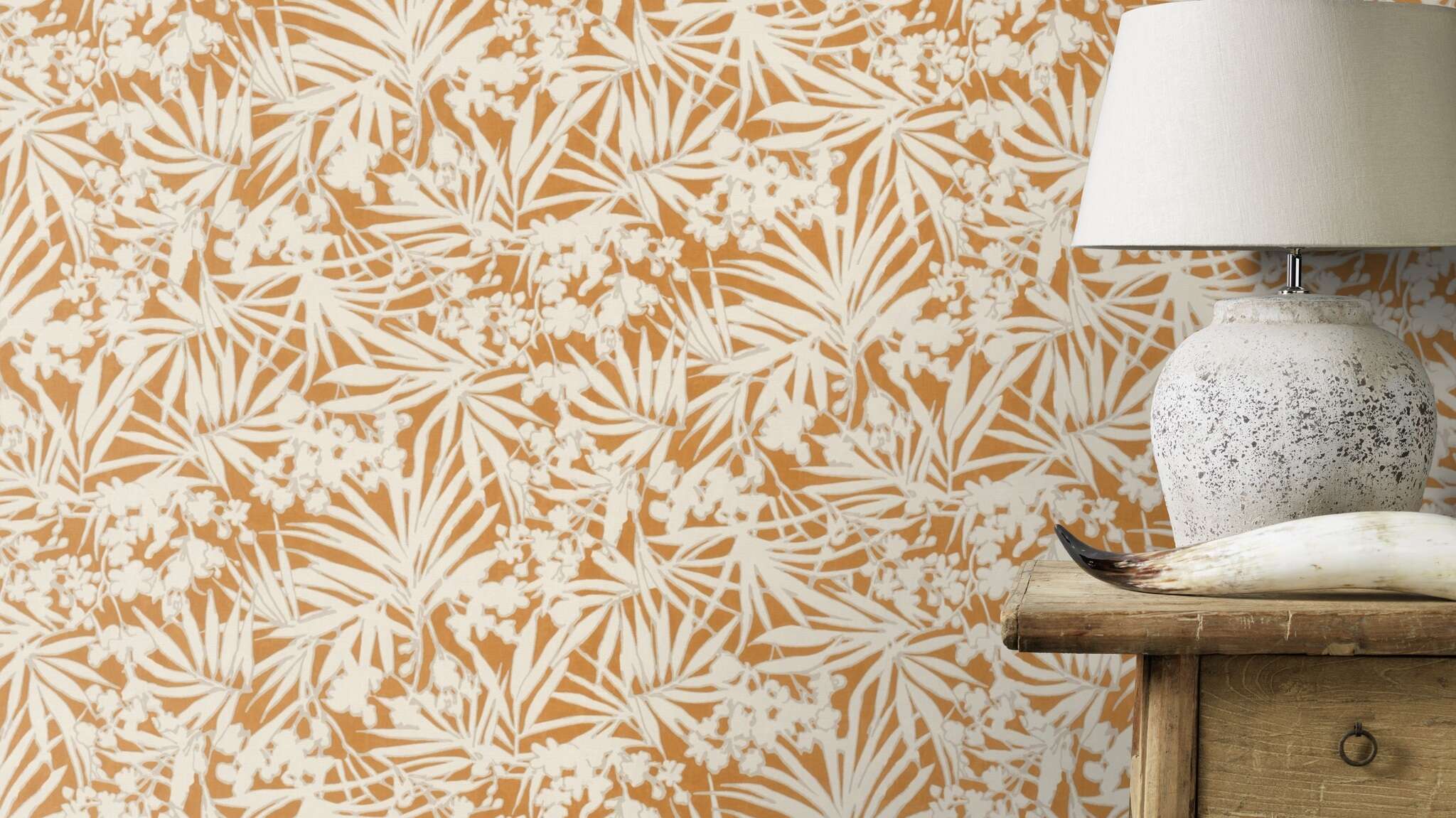 10-330328 Raumsituationen 2 Raum mit Warmer Ockerton mit weißem Blättermuster im Negativstil – ausdrucksstark und natürlich zugleich.