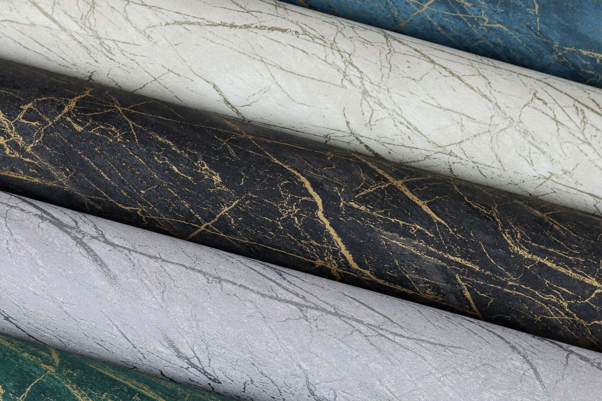10-428964 Detailaufnahmen 9 Detailed image of Non-woven wallpaper in black marble look with irregular gold-coloured veining.