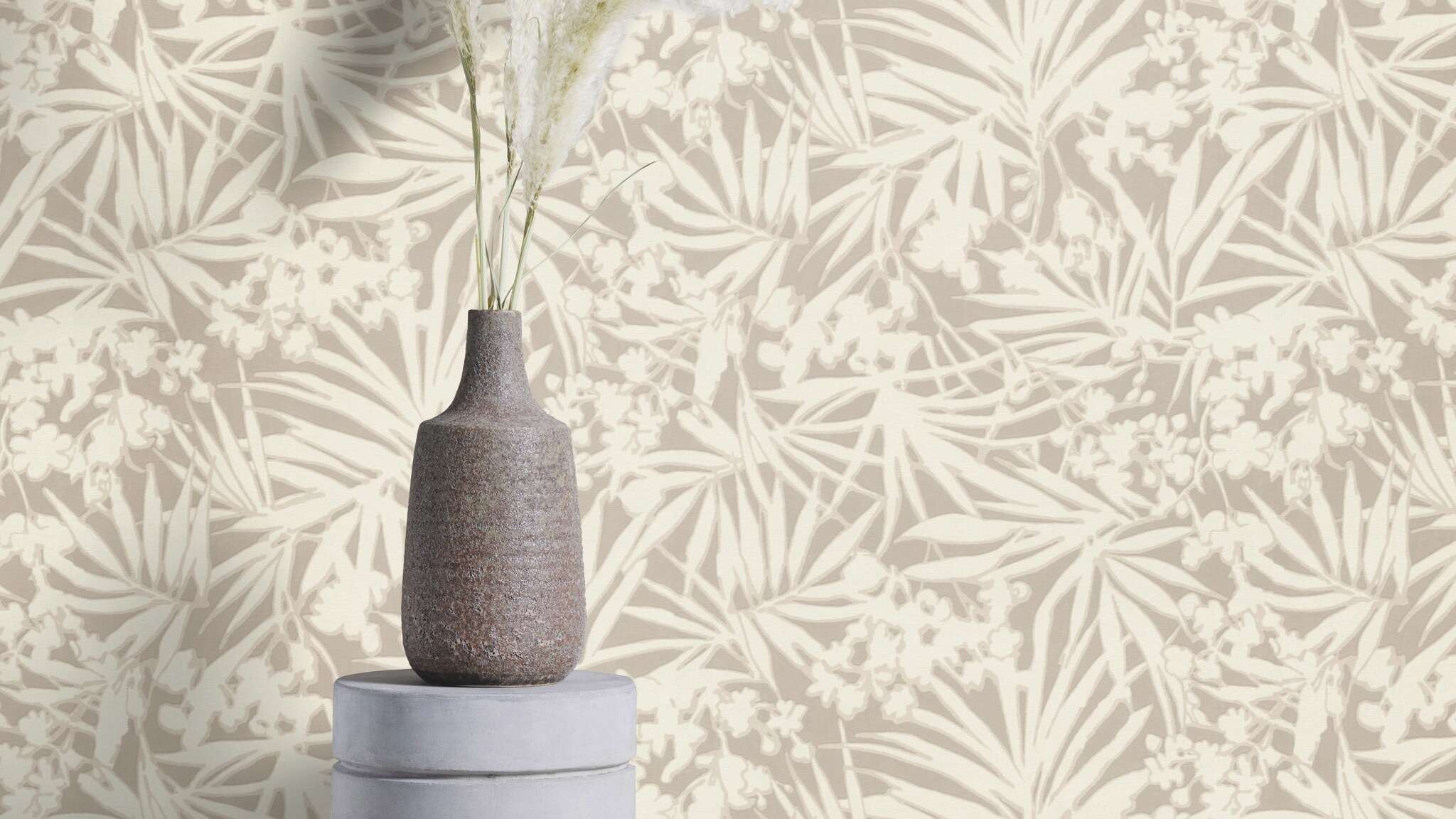 10-330311 Raumsituationen 2 Raum mit Tapete mit tropischem Blattmotiv in hellem Taupe – zurückhaltend, ruhig und stilvoll kombinierbar.