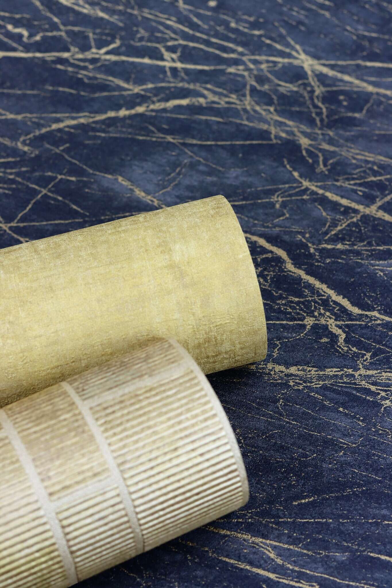 10-428964 Detailaufnahmen 5 Detailed image of Non-woven wallpaper in black marble look with irregular gold-coloured veining.