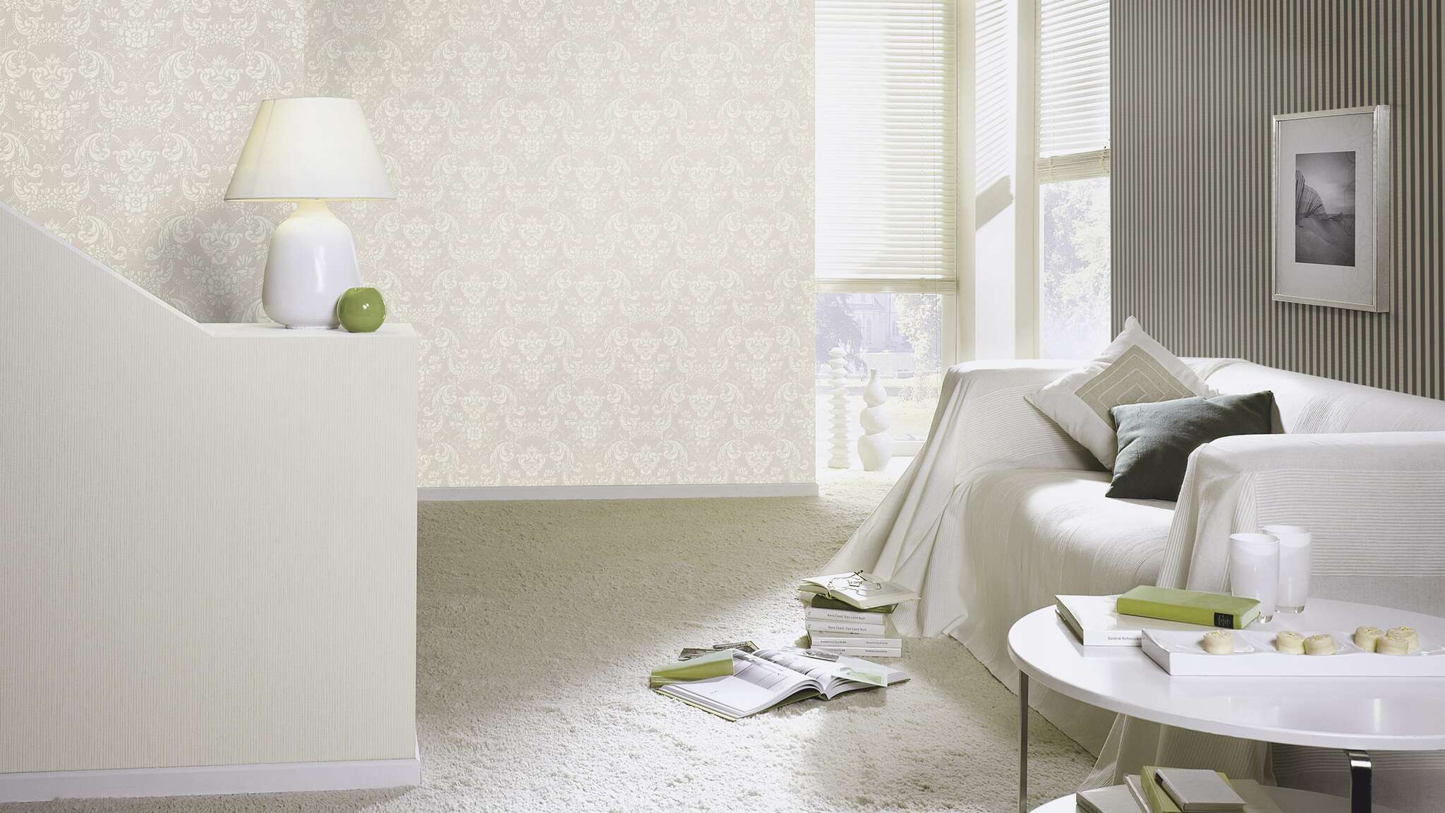 10-570335 Raumsituationen 2 Room with Striped wallpaper with a fabric-like texture