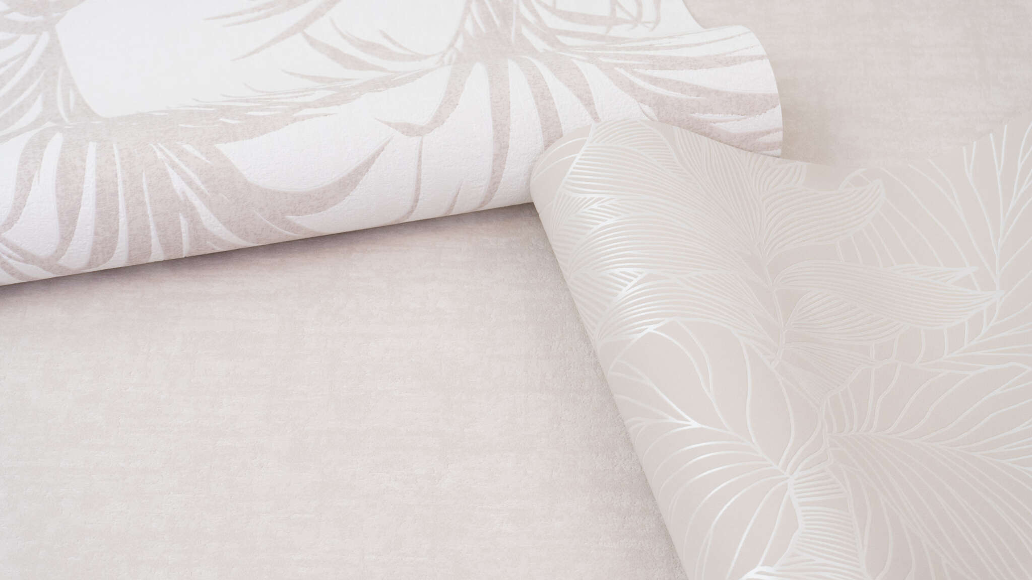 10-314908 Detailaufnahmen 2 Detailed image of Tone-on-tone non-woven wallpaper with a subtle leaf relief in a warm cream colour – elegant and calm.