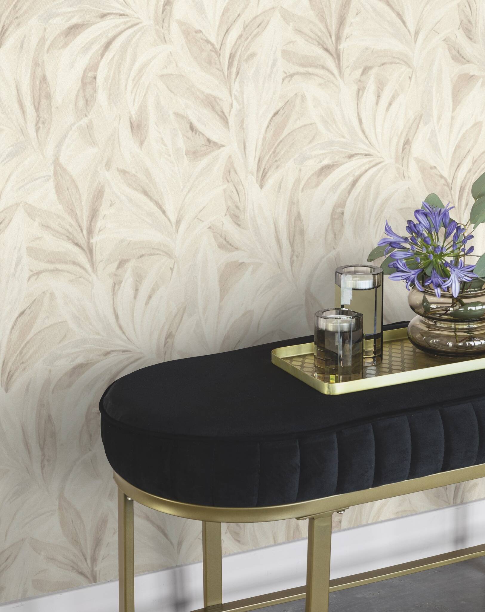 10-547467 Raumsituationen 1 Une chambre avec Papier peint avec des feuilles stylisées et un aspect tissu